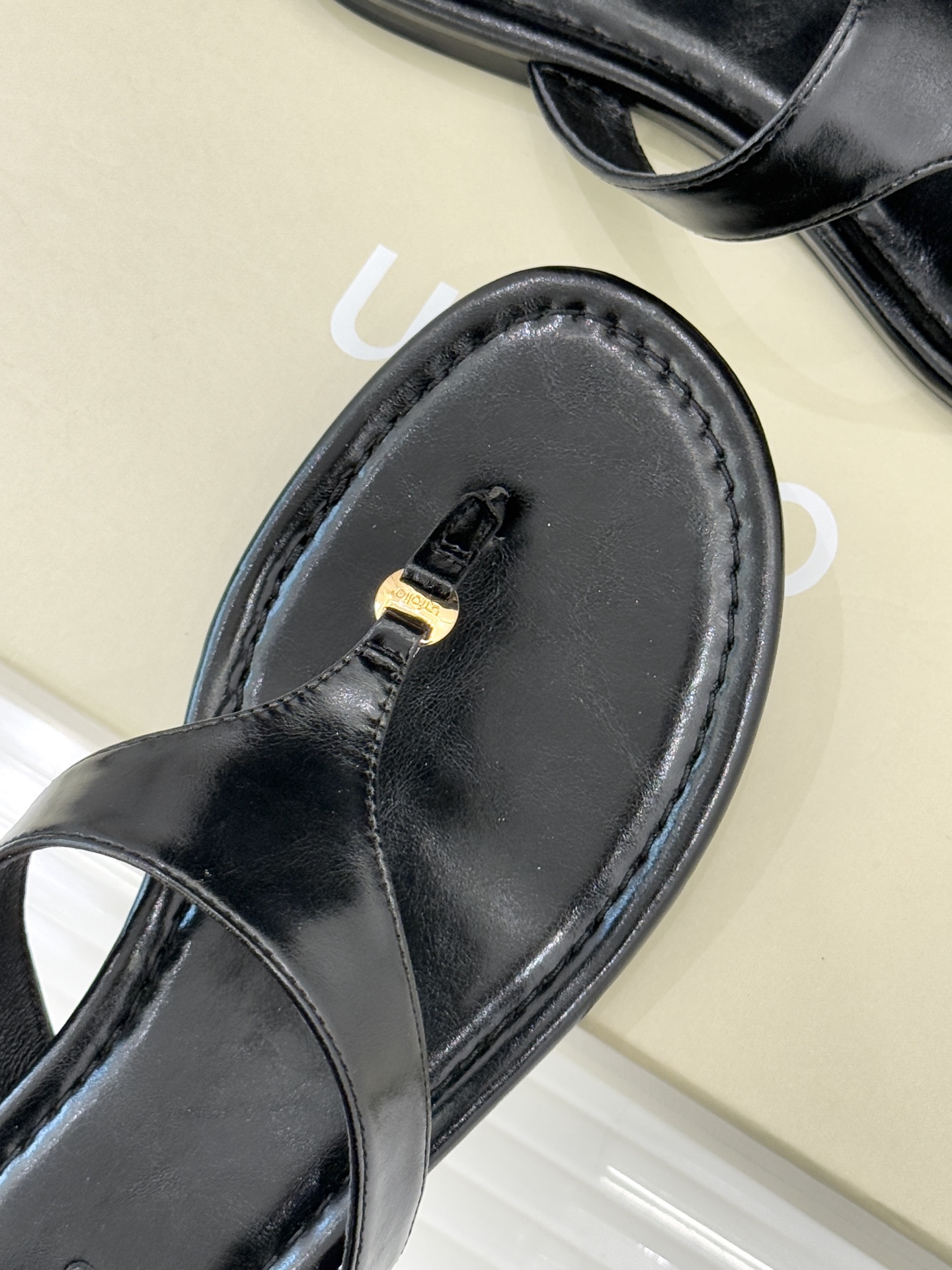 Unfolio26WF春夏新品金属扣夹脚人字拖鞋地中海浪漫与都市松弛感的完美交融这双人字拖解锁轻奢日常美