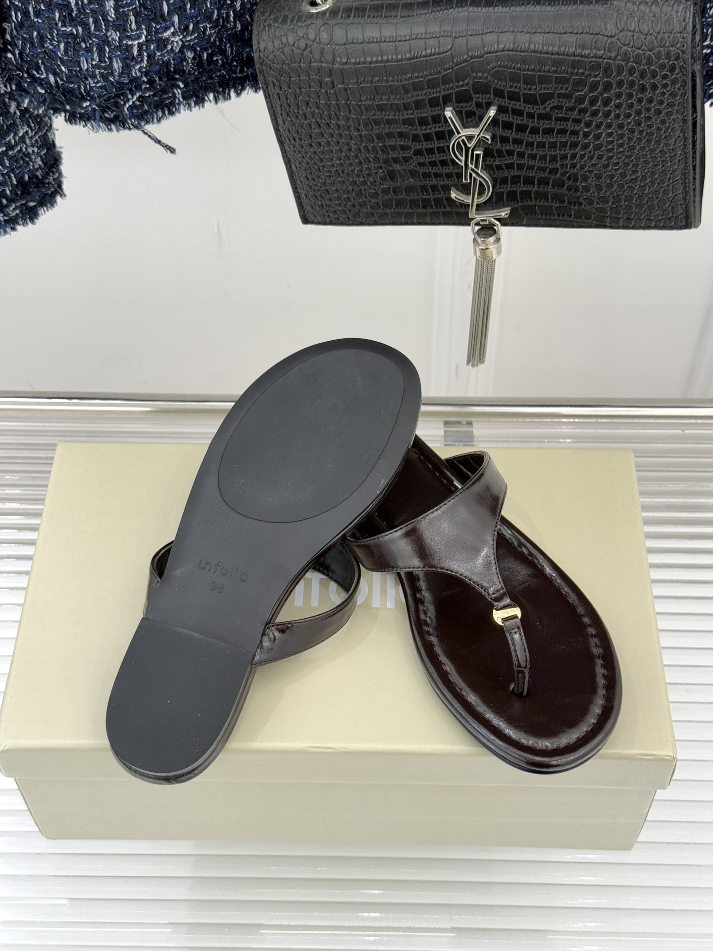 Unfolio26WF春夏新品金属扣夹脚人字拖鞋地中海浪漫与都市松弛感的完美交融这双人字拖解锁轻奢日常美