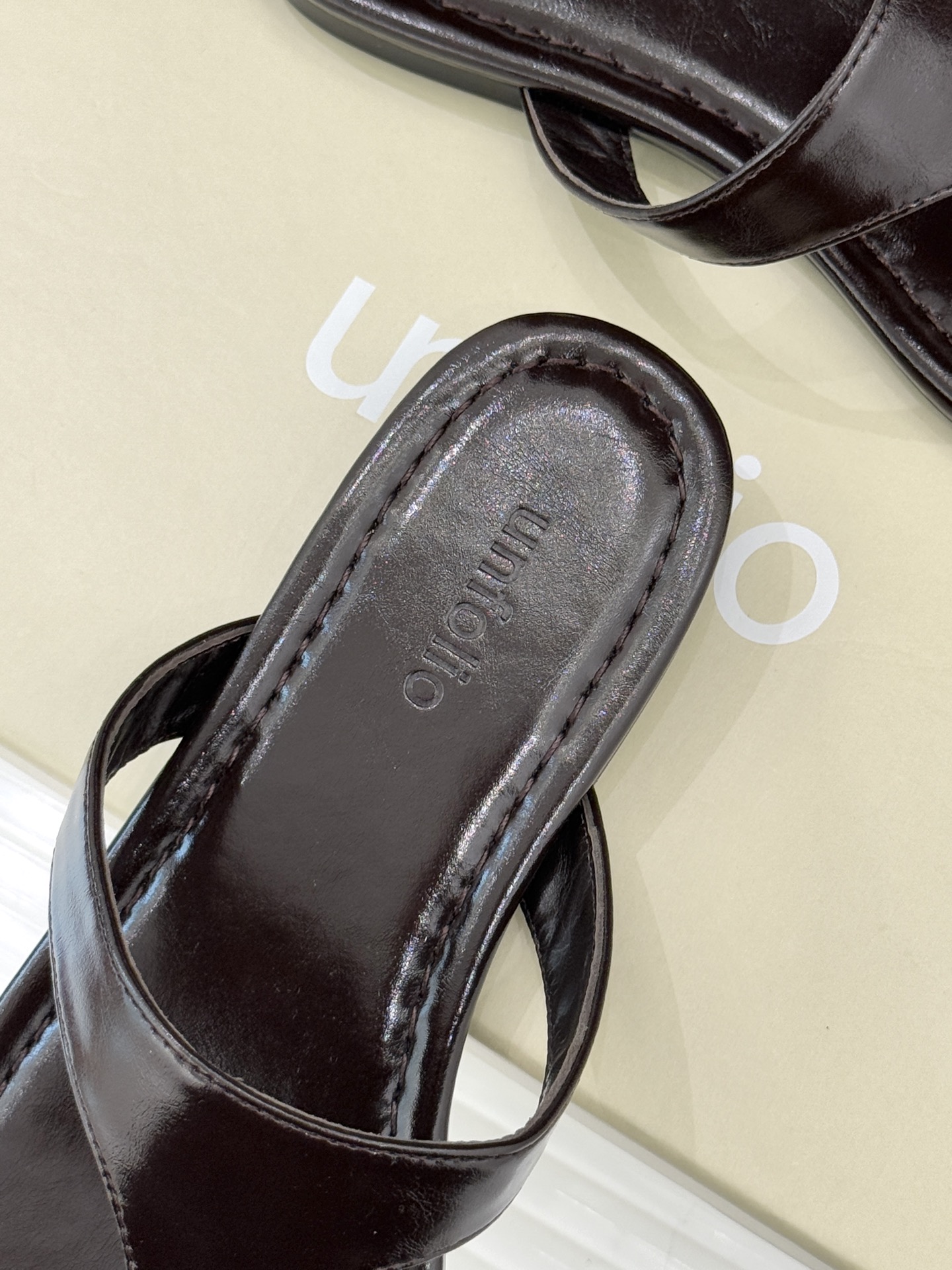 Unfolio26WF春夏新品金属扣夹脚人字拖鞋地中海浪漫与都市松弛感的完美交融这双人字拖解锁轻奢日常美