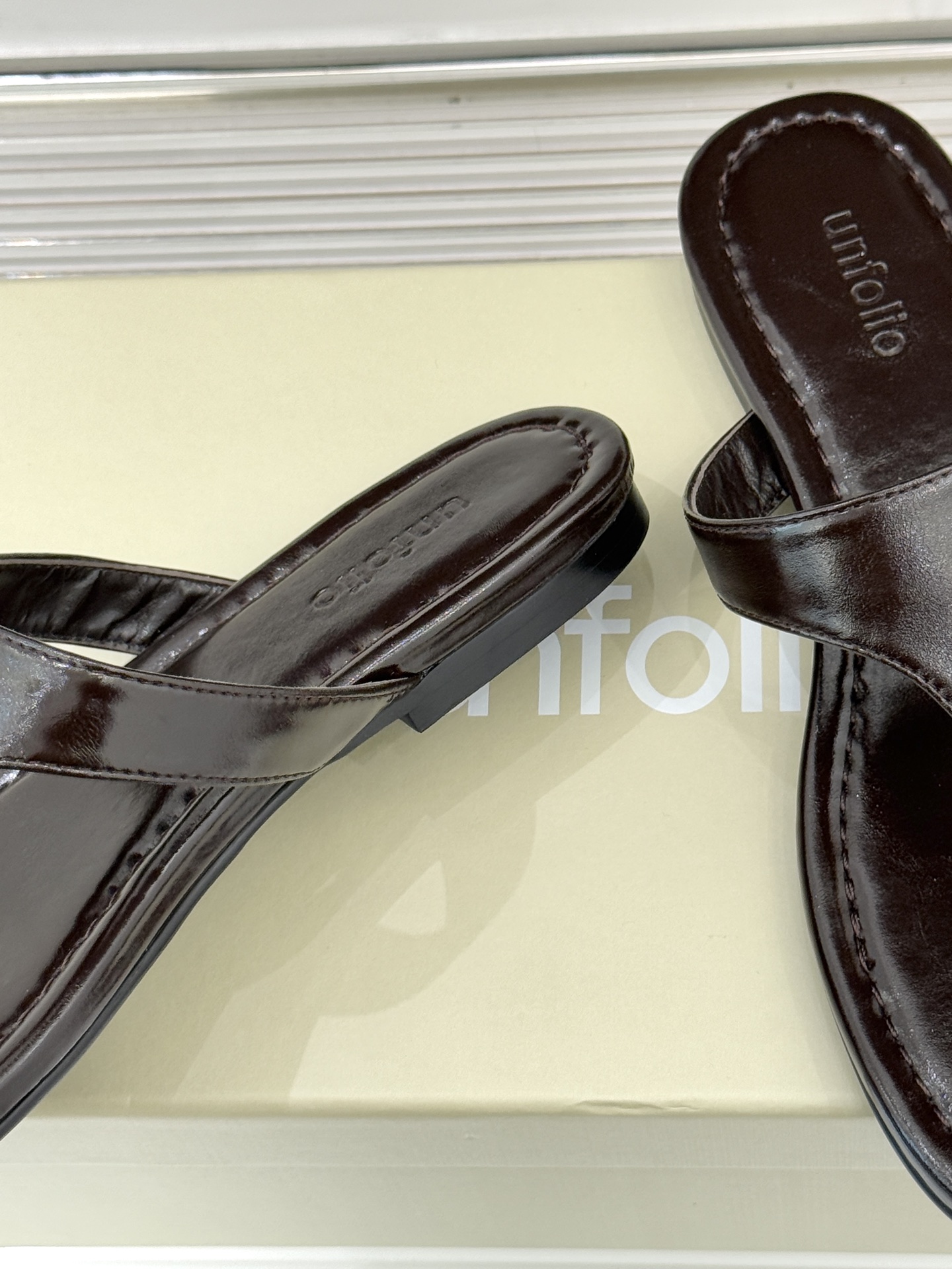 Unfolio26WF春夏新品金属扣夹脚人字拖鞋地中海浪漫与都市松弛感的完美交融这双人字拖解锁轻奢日常美