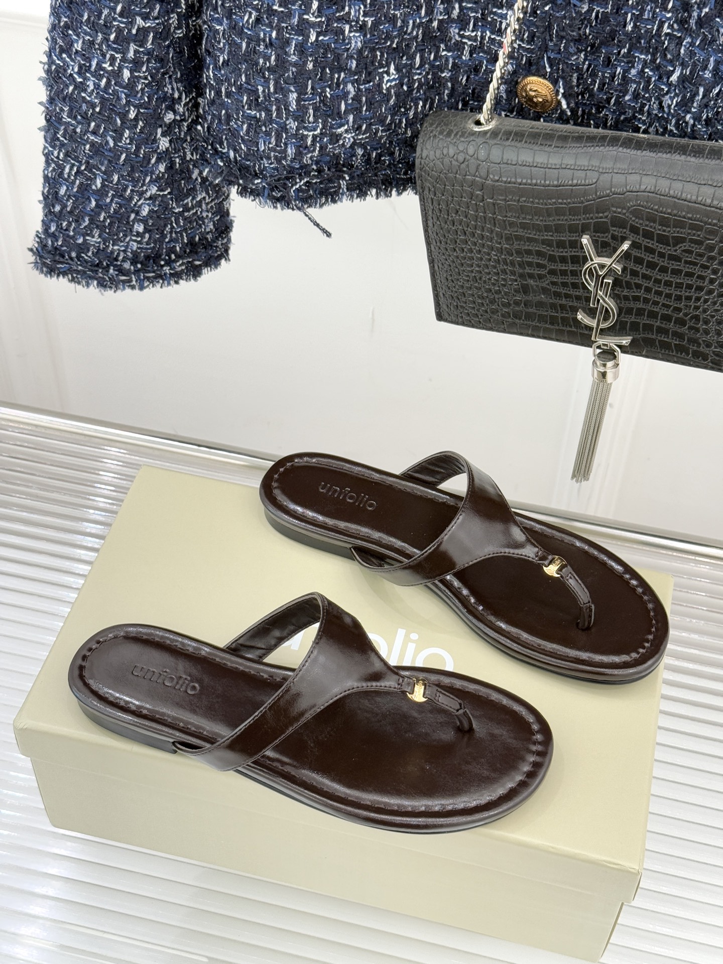 Unfolio26WF春夏新品金属扣夹脚人字拖鞋地中海浪漫与都市松弛感的完美交融这双人字拖解锁轻奢日常美