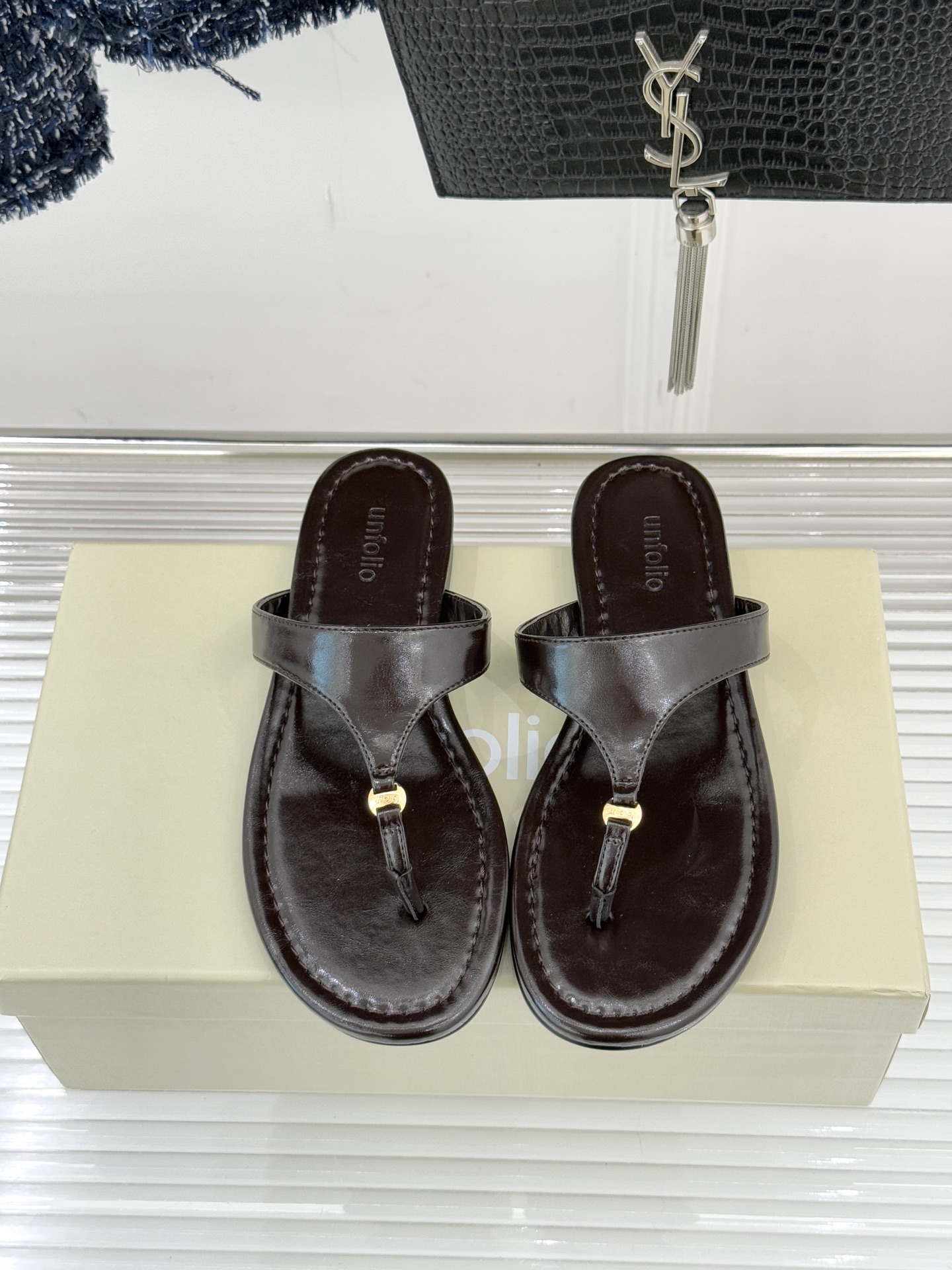 Unfolio26WF春夏新品金属扣夹脚人字拖鞋地中海浪漫与都市松弛感的完美交融这双人字拖解锁轻奢日常美