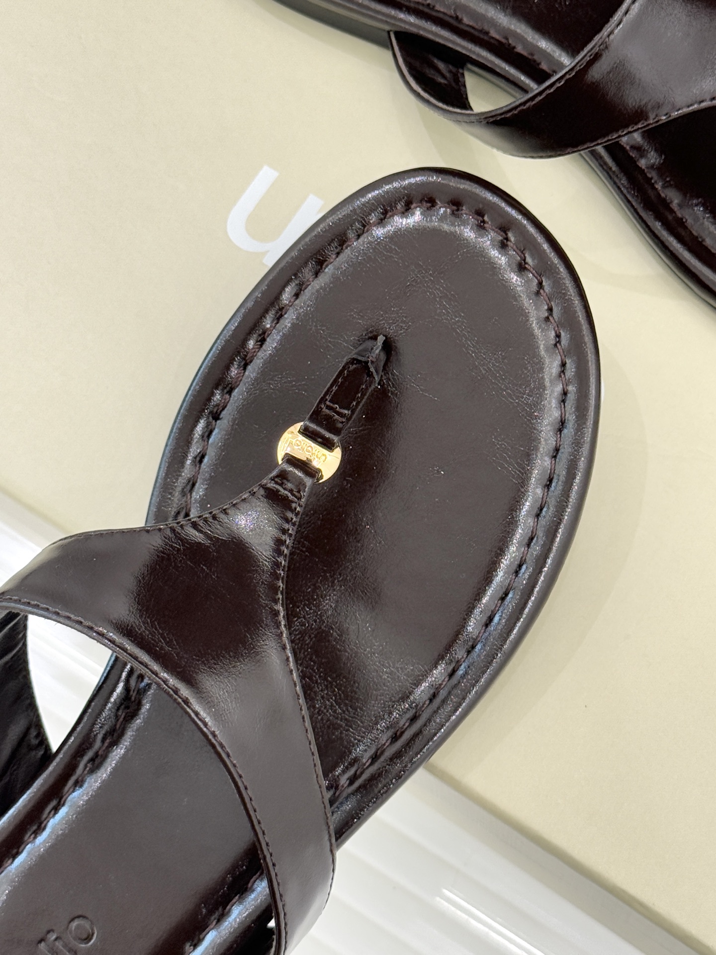 Unfolio26WF春夏新品金属扣夹脚人字拖鞋地中海浪漫与都市松弛感的完美交融这双人字拖解锁轻奢日常美