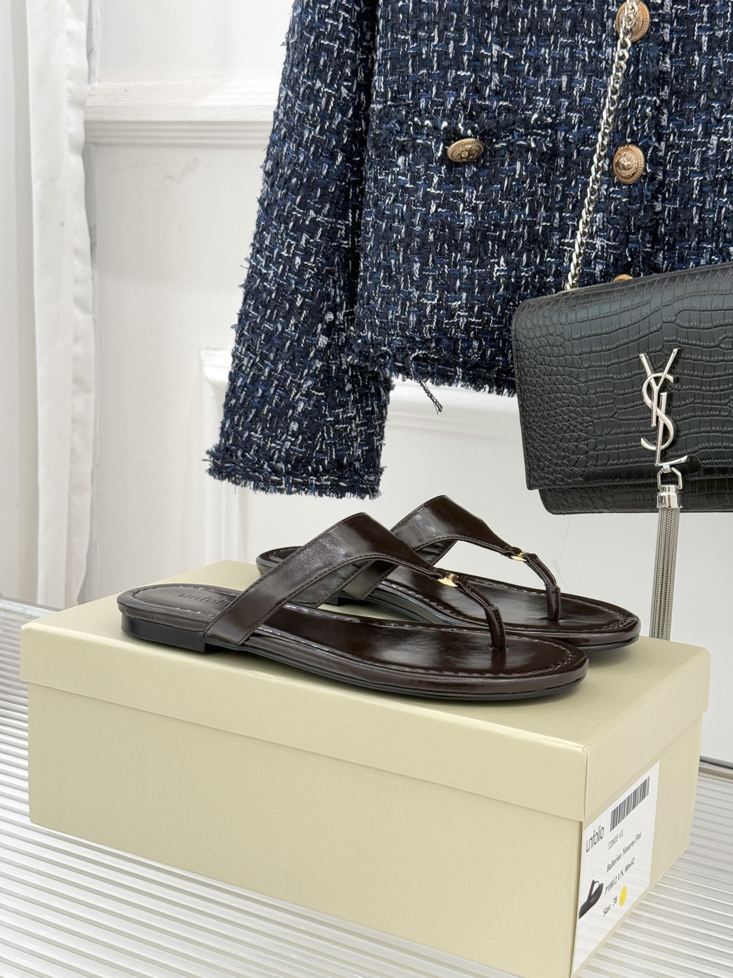 Unfolio26WF春夏新品金属扣夹脚人字拖鞋地中海浪漫与都市松弛感的完美交融这双人字拖解锁轻奢日常美