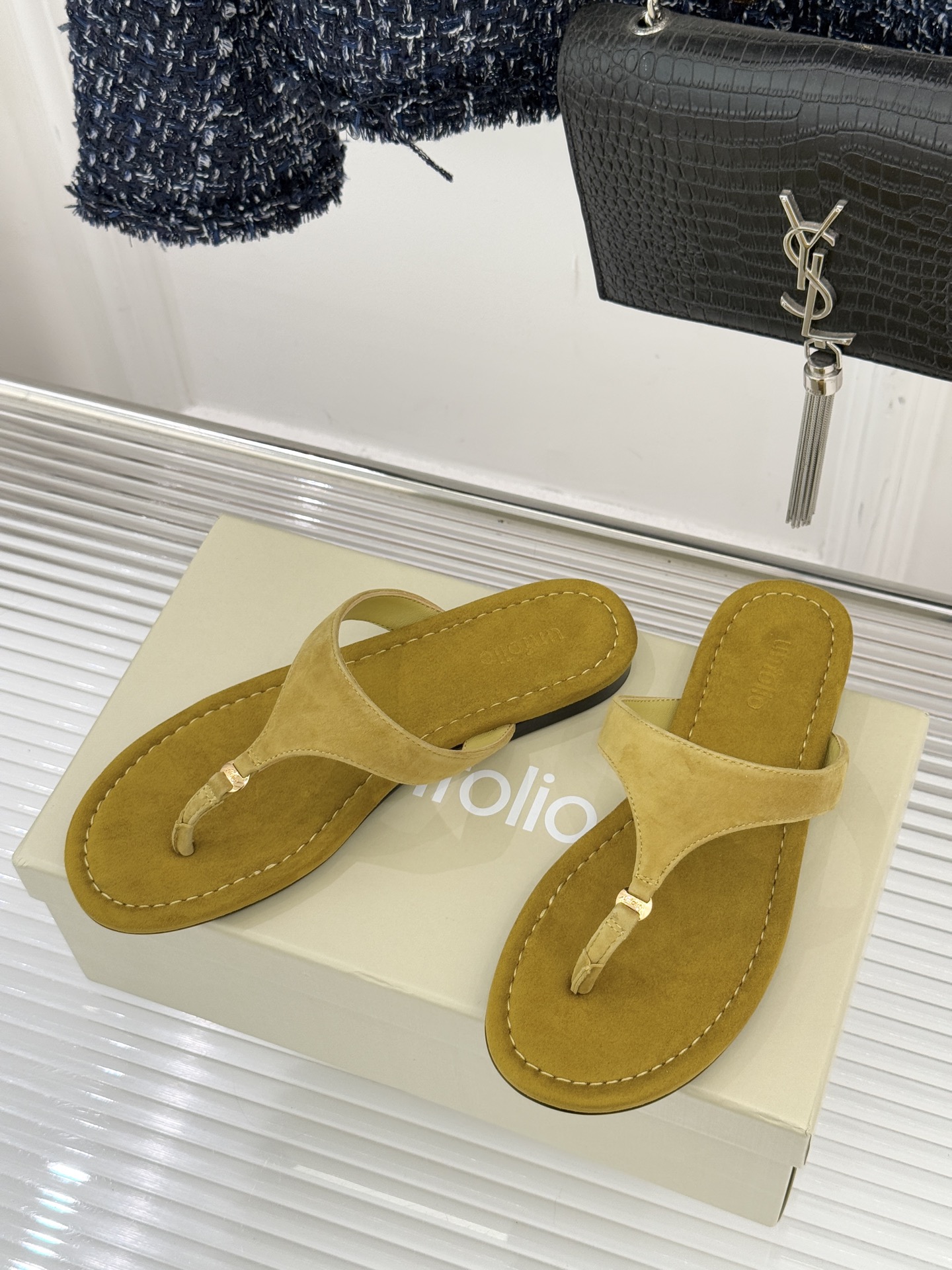 Unfolio26WF春夏新品金属扣夹脚人字拖鞋地中海浪漫与都市松弛感的完美交融这双人字拖解锁轻奢日常美