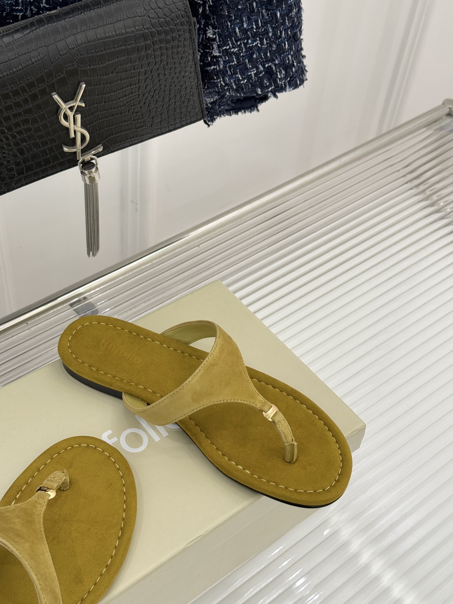 Unfolio26WF春夏新品金属扣夹脚人字拖鞋地中海浪漫与都市松弛感的完美交融这双人字拖解锁轻奢日常美