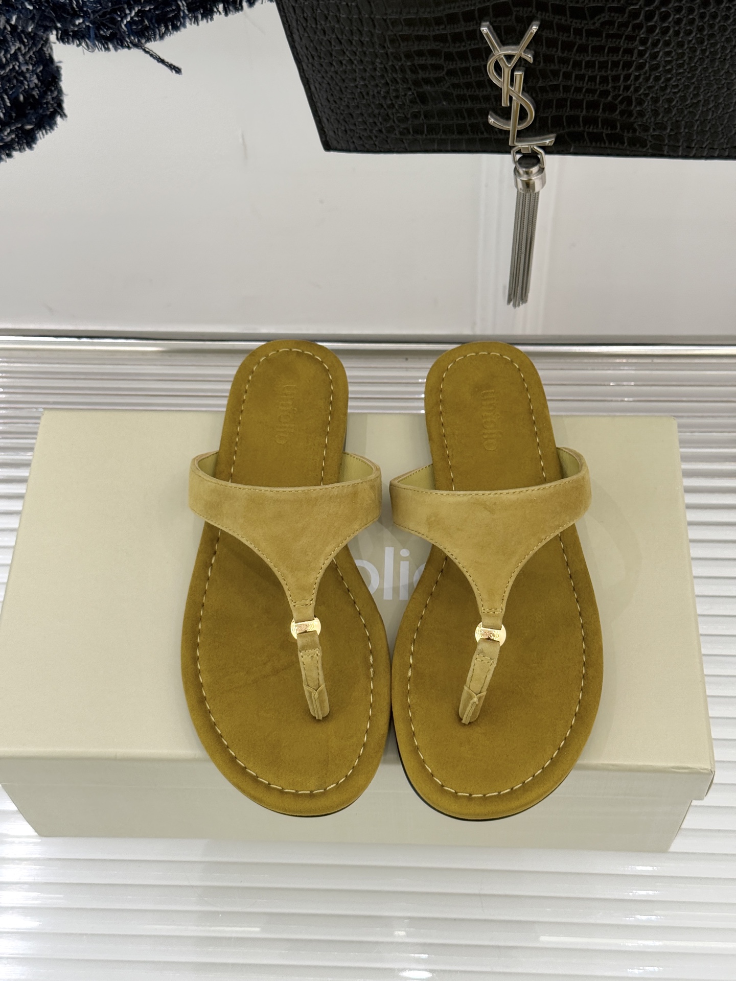 Unfolio26WF春夏新品金属扣夹脚人字拖鞋地中海浪漫与都市松弛感的完美交融这双人字拖解锁轻奢日常美