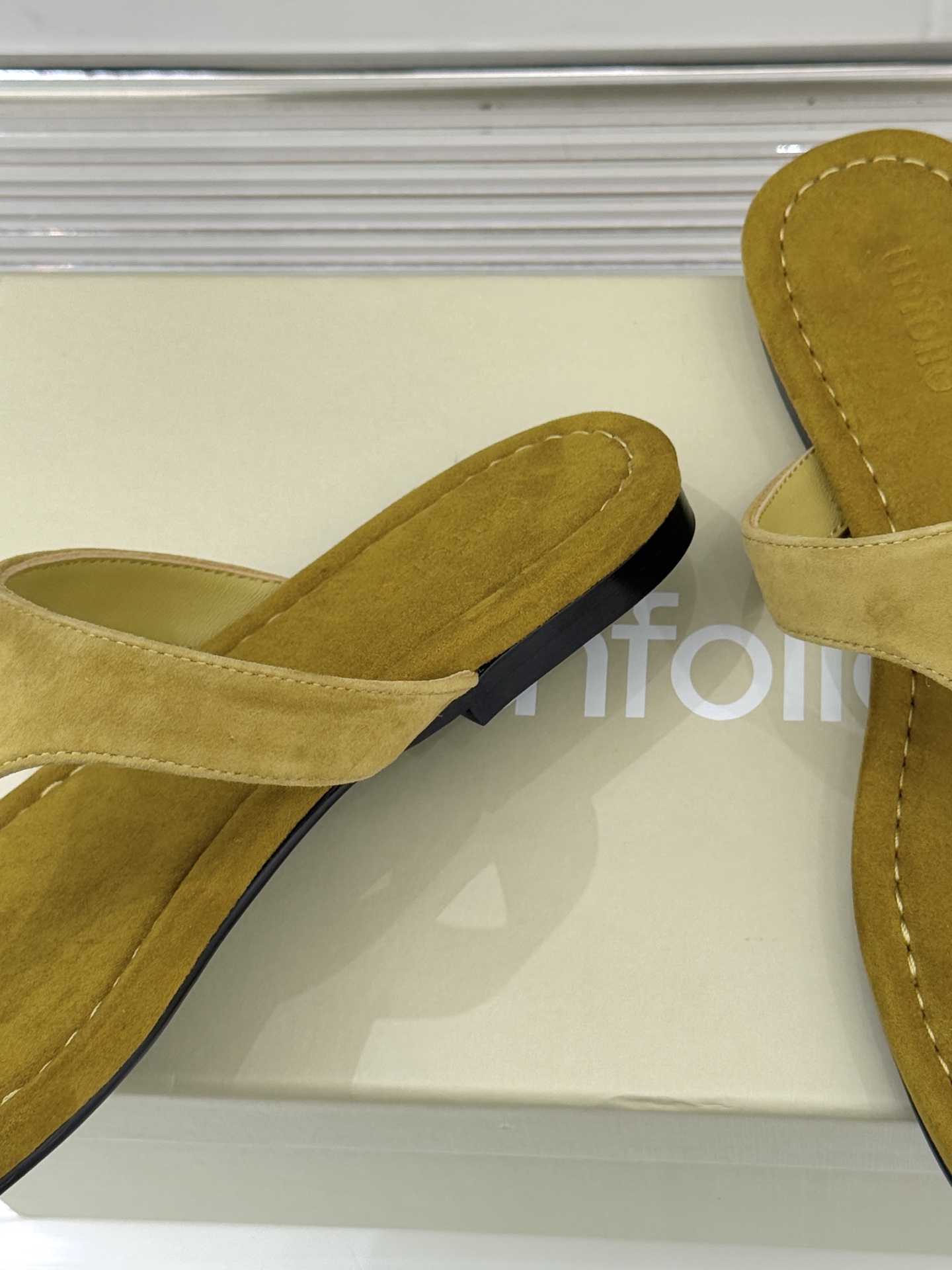 Unfolio26WF春夏新品金属扣夹脚人字拖鞋地中海浪漫与都市松弛感的完美交融这双人字拖解锁轻奢日常美