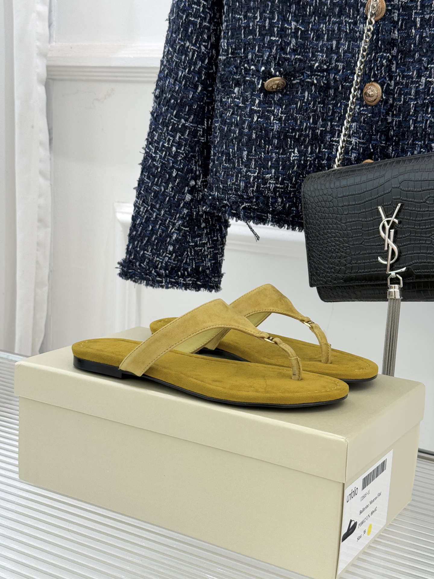 NO:721534,Unfolio26WF spring and summer new metal buckle clip-on flip-flops are the perfect blend of Mediterranean romance and urban relaxation. This pair of flip-flops unlocks the daily aesthetic of light luxury. The micro-marked metal buckle as the finishing touch on the shoe body outlines the texture with minimalist lines, reflects the low-key luster, and echoes the 2026 Quiet Luxury trend. Whether it is smart matching with suit pants for commuting, the comfort of encountering the beach on vacation, or the casualness of daily shopping.  They can balance elegance and relaxation with exquisite details. Abandon exaggerated design and focus on just the right fashion to make every step show calmness and texture. It has become a versatile collection for the wardrobe in all seasons. The fabric is made of original customized leather. The inner toes are all sheepskin. The original molded custom anti-slip outsole size35-39 (customized 40/41) No. 95420260123, split-toe shoes, slippers, business suit, sheepskin19860909Unfolio26WF春夏新品金属扣夹脚 人字拖鞋 地中海浪漫与都市松弛感的完美交融 这双人字拖解锁轻奢日常美学. 鞋身点睛之笔的微标金属扣 以极简线条勾勒质感 折射低调光泽 呼应2026 Quiet Luxury潮流. 无论是通勤搭配西装裤的干练 度假邂逅沙滩的惬意 还是日常逛街的随性 都能以精巧细节平衡优雅与松弛. 摒弃浮夸设计 专注恰到好处的时尚 让每一步都尽显从容质感 成为四季衣橱的百搭珍藏. 面料采用原版定制皮料 内里踮脚均为羊皮 原版开模定制防滑大底 size35-39（40/41定制） 编号95420260123,分趾鞋,slippers,business suit,sheepskin,Women's Shoes