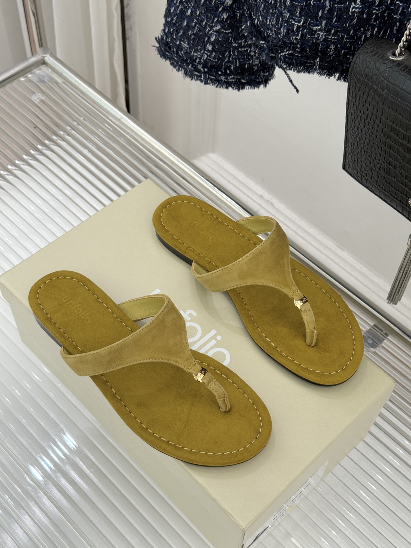 Unfolio26WF春夏新品金属扣夹脚人字拖鞋地中海浪漫与都市松弛感的完美交融这双人字拖解锁轻奢日常美