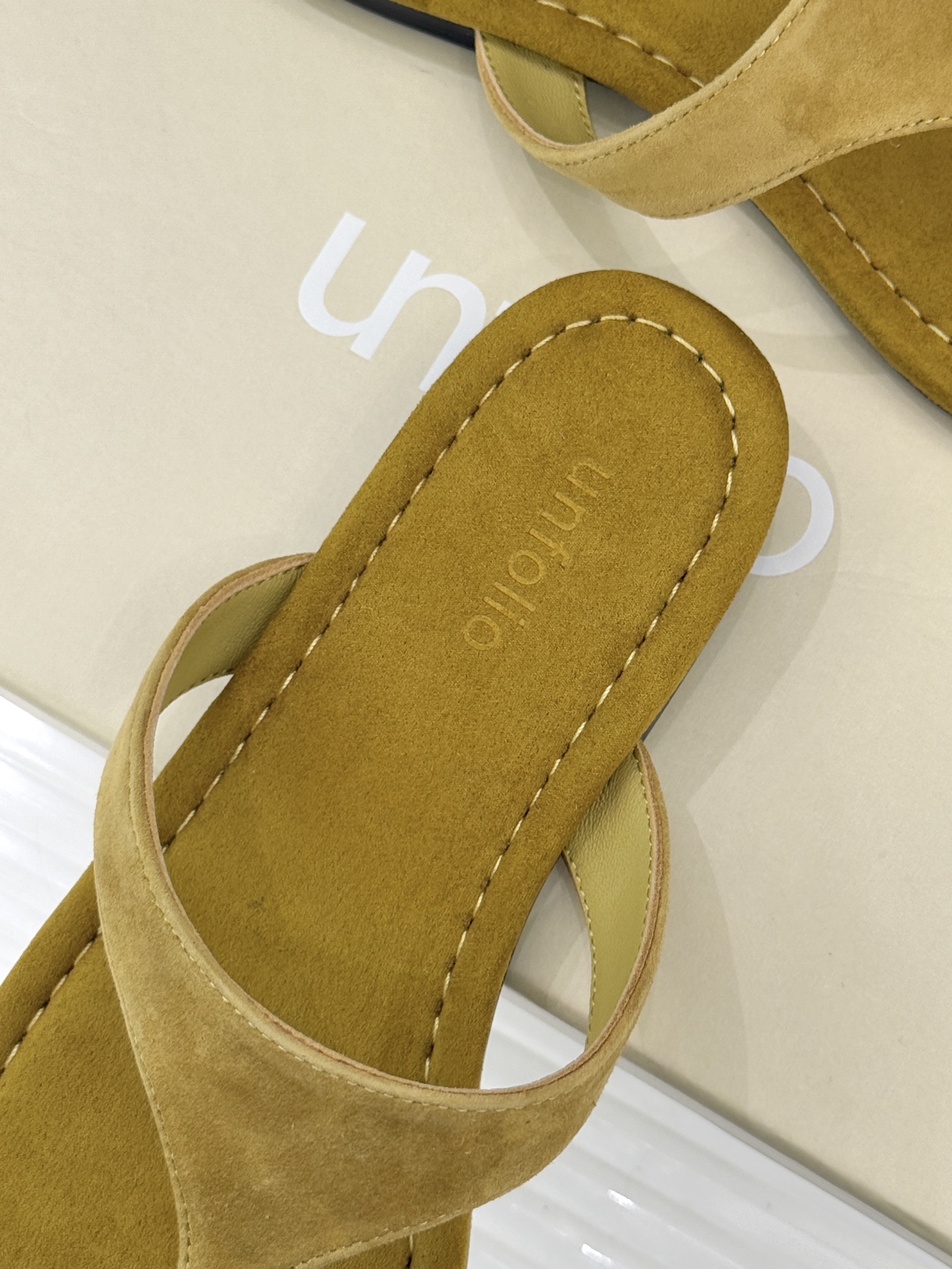 Unfolio26WF春夏新品金属扣夹脚人字拖鞋地中海浪漫与都市松弛感的完美交融这双人字拖解锁轻奢日常美