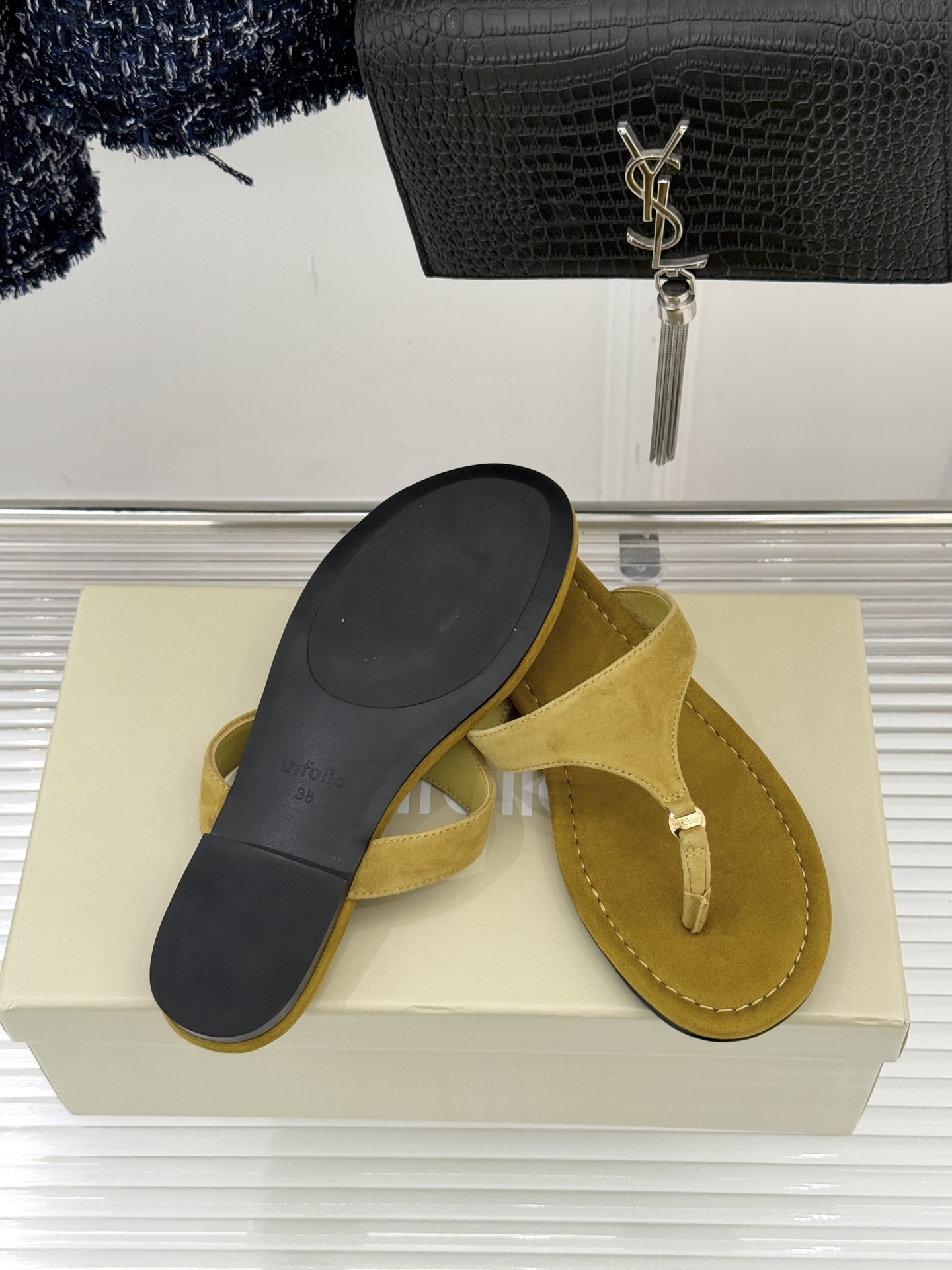 Unfolio26WF春夏新品金属扣夹脚人字拖鞋地中海浪漫与都市松弛感的完美交融这双人字拖解锁轻奢日常美