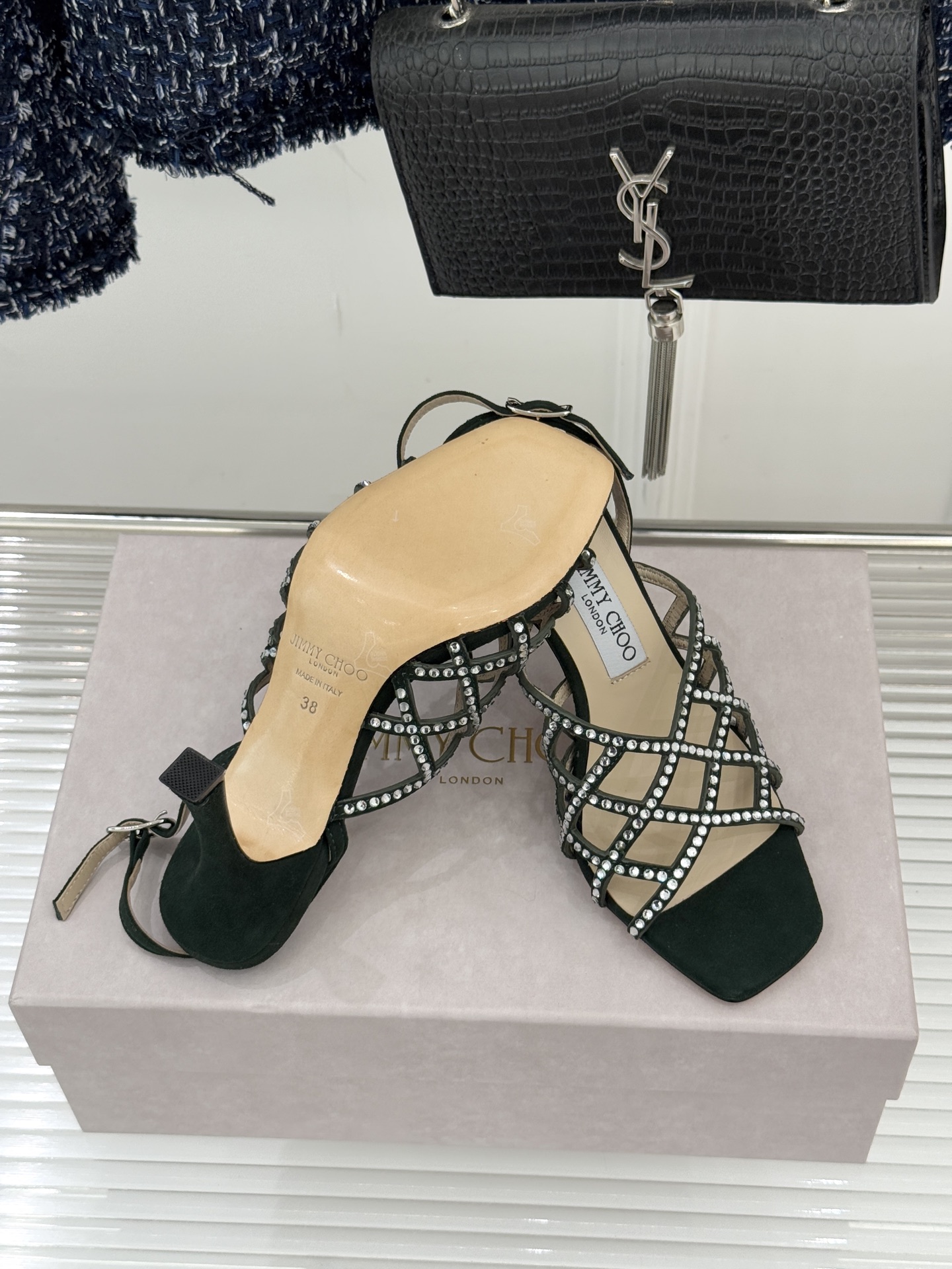 Jimmy Choo/吉米周26WF新品方头水钻细高跟凉鞋这双凉鞋以璀璨锋芒定义焦点美学。意大利精制光滑