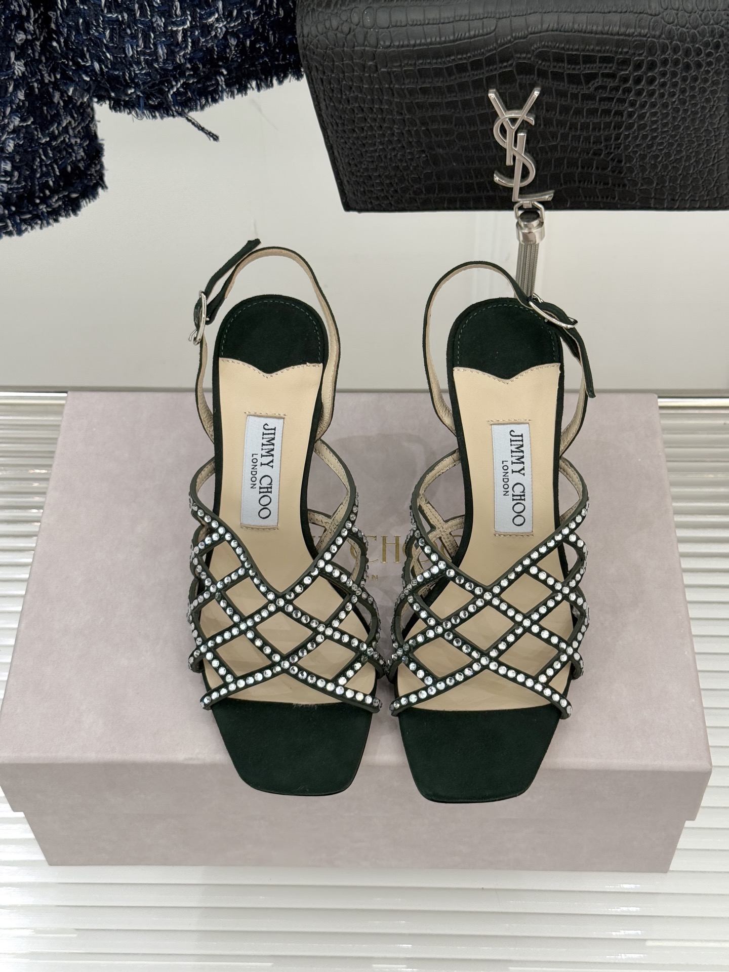 Jimmy Choo/吉米周26WF新品方头水钻细高跟凉鞋这双凉鞋以璀璨锋芒定义焦点美学。意大利精制光滑