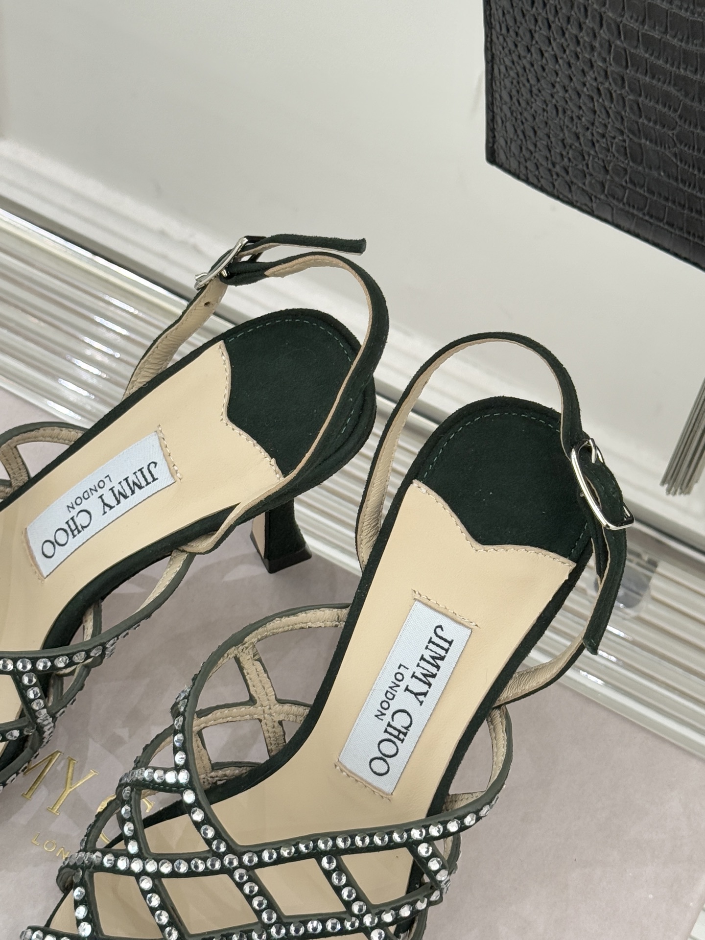 Jimmy Choo/吉米周26WF新品方头水钻细高跟凉鞋这双凉鞋以璀璨锋芒定义焦点美学。意大利精制光滑