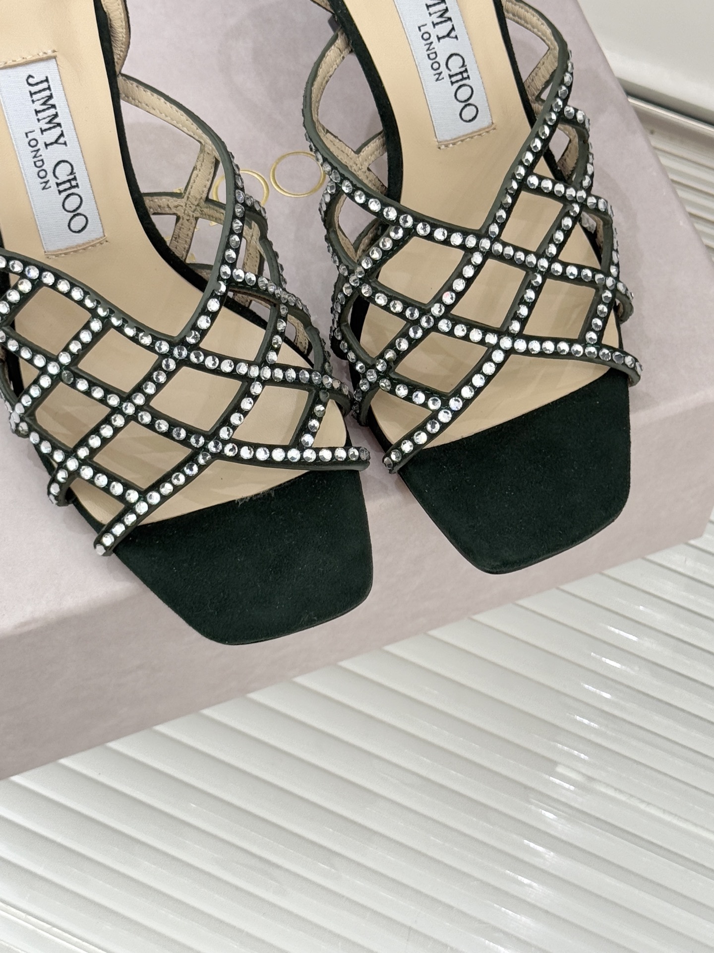 Jimmy Choo/吉米周26WF新品方头水钻细高跟凉鞋这双凉鞋以璀璨锋芒定义焦点美学。意大利精制光滑