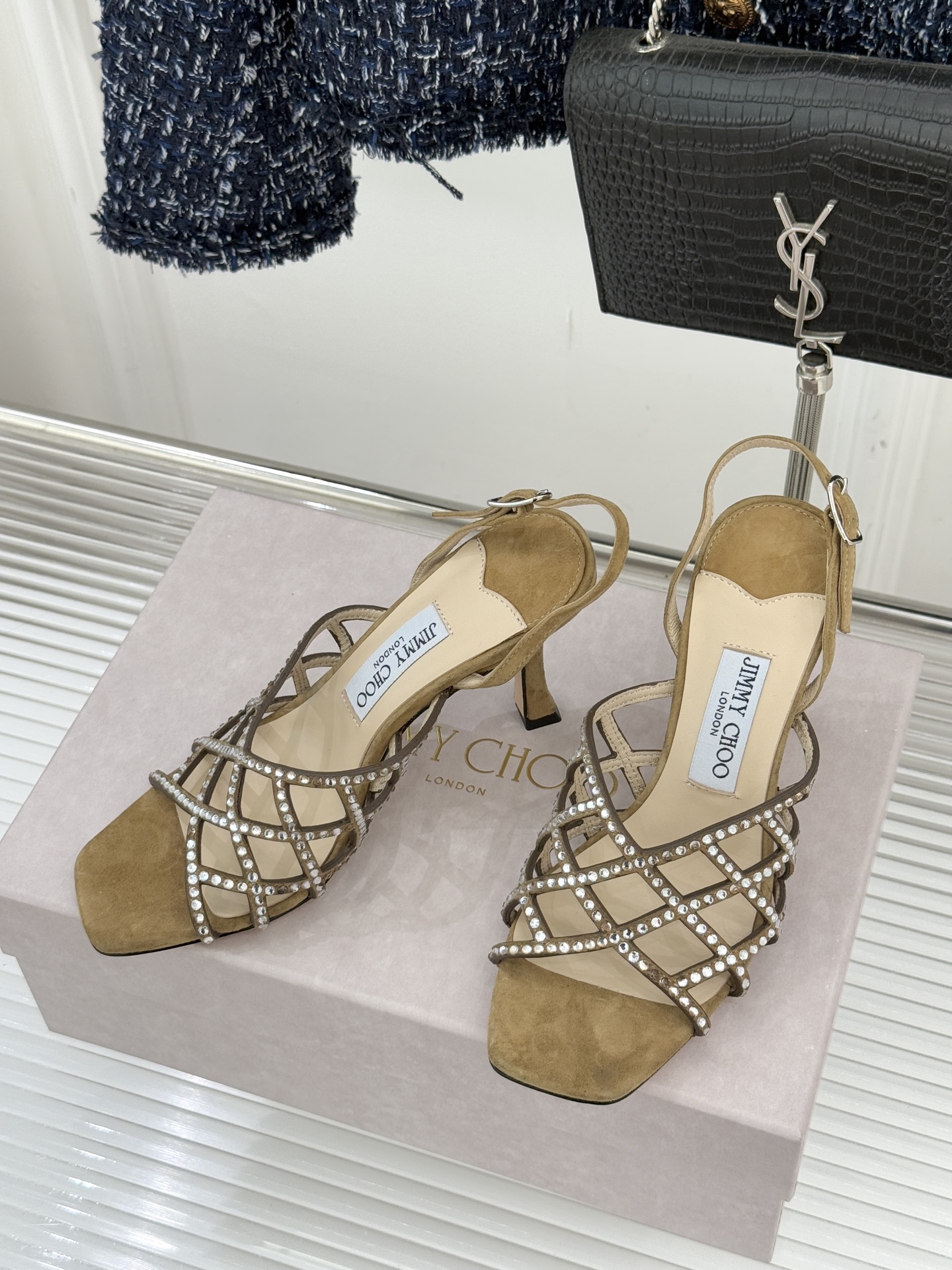 Jimmy Choo/吉米周26WF新品方头水钻细高跟凉鞋这双凉鞋以璀璨锋芒定义焦点美学。意大利精制光滑