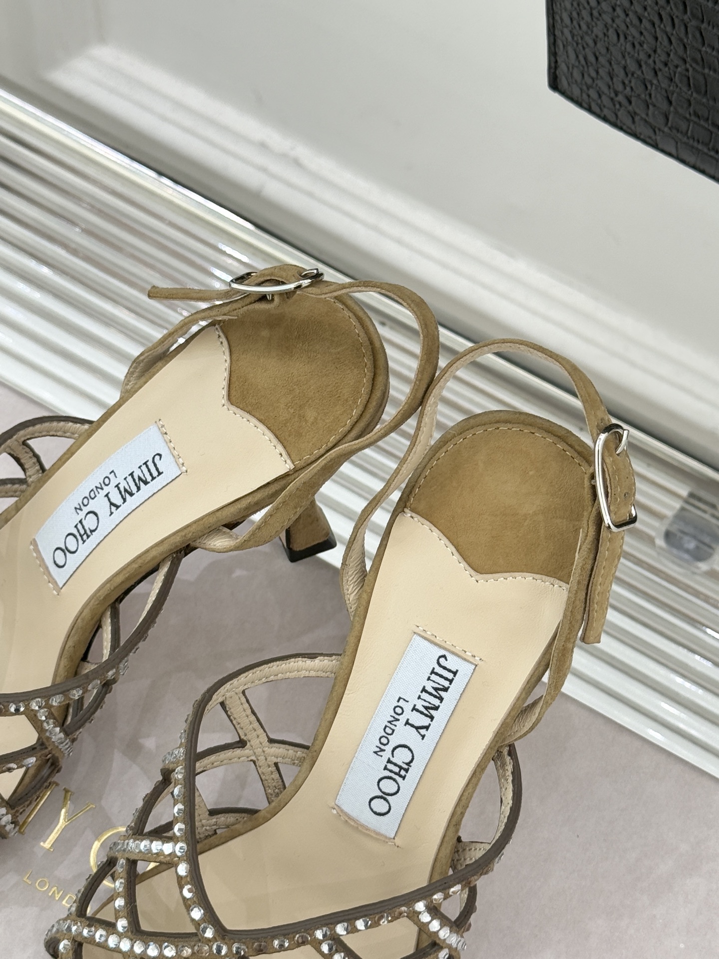 Jimmy Choo/吉米周26WF新品方头水钻细高跟凉鞋这双凉鞋以璀璨锋芒定义焦点美学。意大利精制光滑