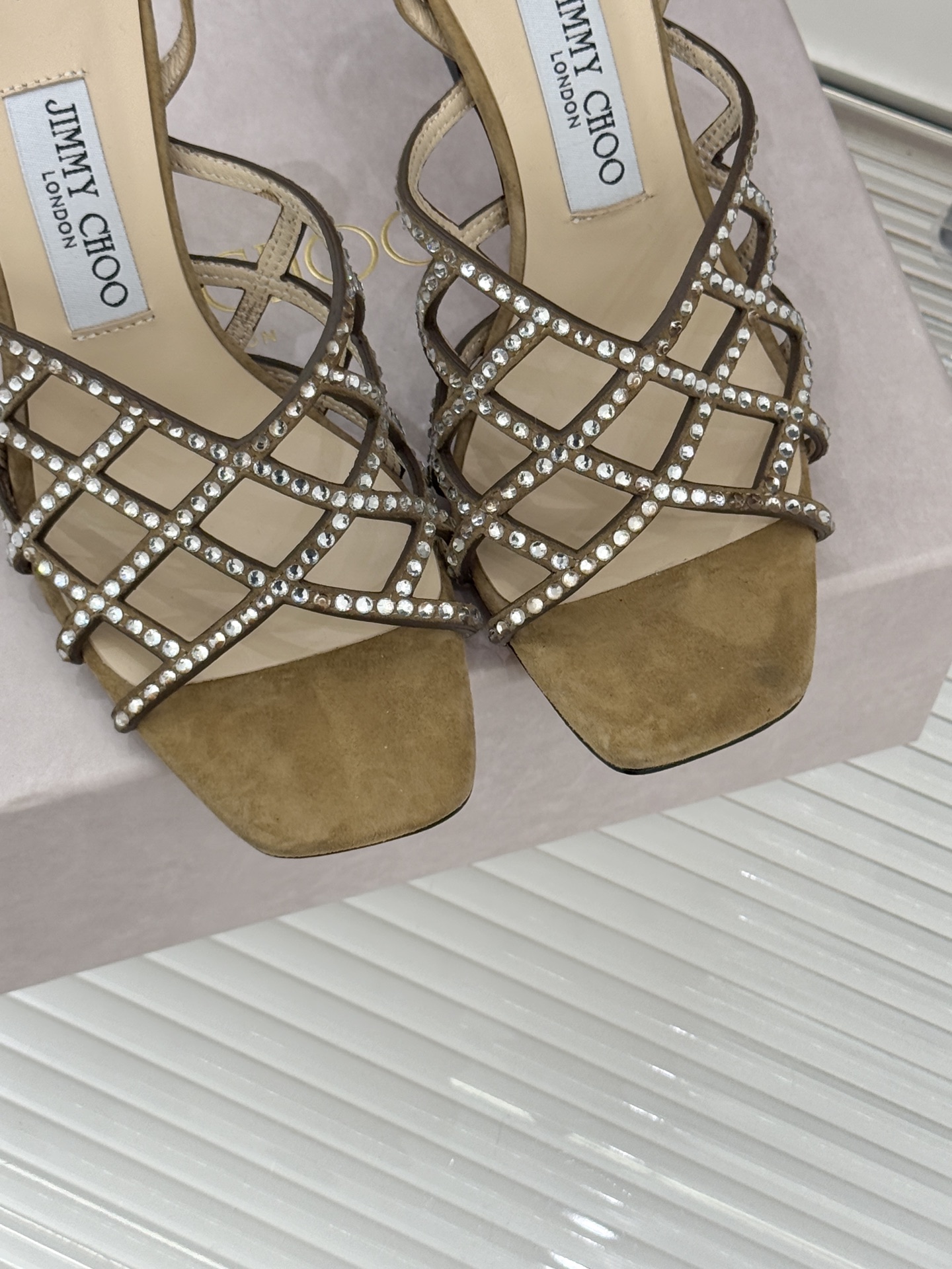 Jimmy Choo/吉米周26WF新品方头水钻细高跟凉鞋这双凉鞋以璀璨锋芒定义焦点美学。意大利精制光滑