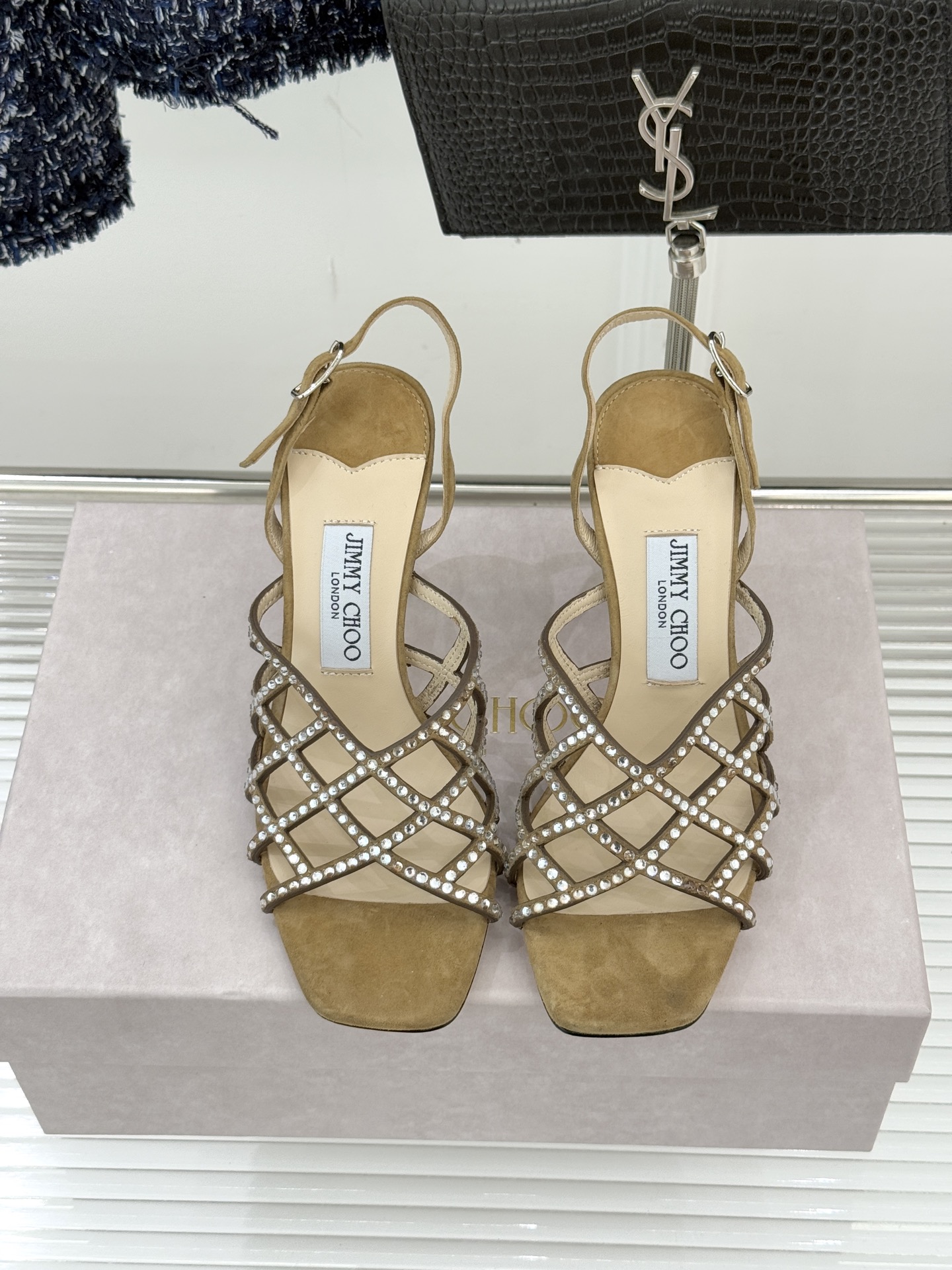 Jimmy Choo/吉米周26WF新品方头水钻细高跟凉鞋这双凉鞋以璀璨锋芒定义焦点美学。意大利精制光滑