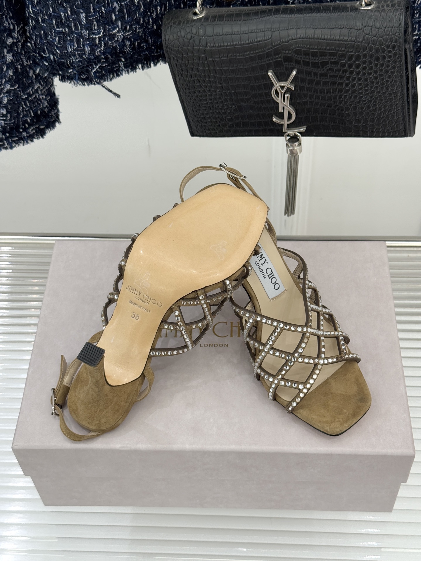 Jimmy Choo/吉米周26WF新品方头水钻细高跟凉鞋这双凉鞋以璀璨锋芒定义焦点美学。意大利精制光滑