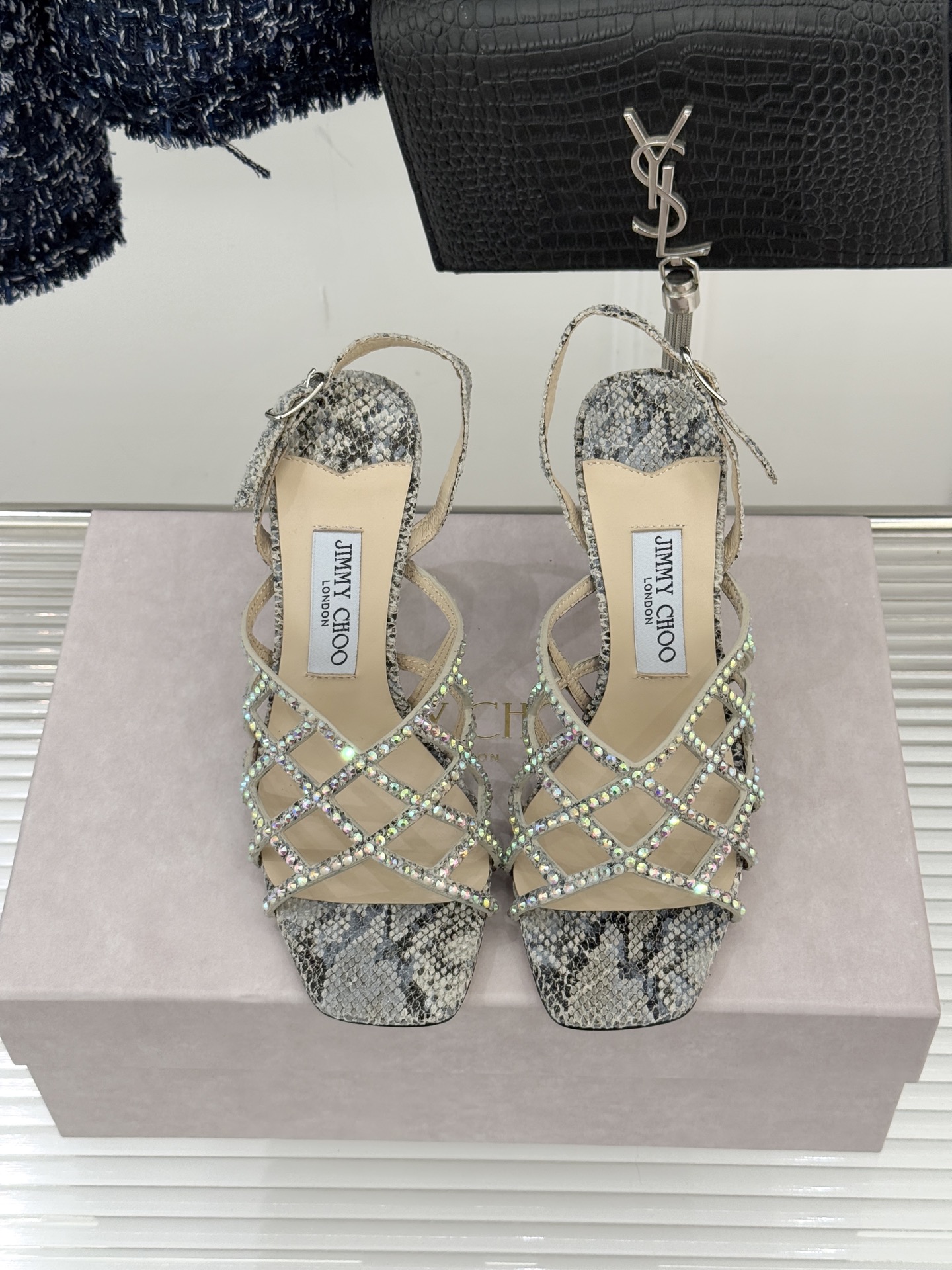 Jimmy Choo/吉米周26WF新品方头水钻细高跟凉鞋这双凉鞋以璀璨锋芒定义焦点美学。意大利精制光滑