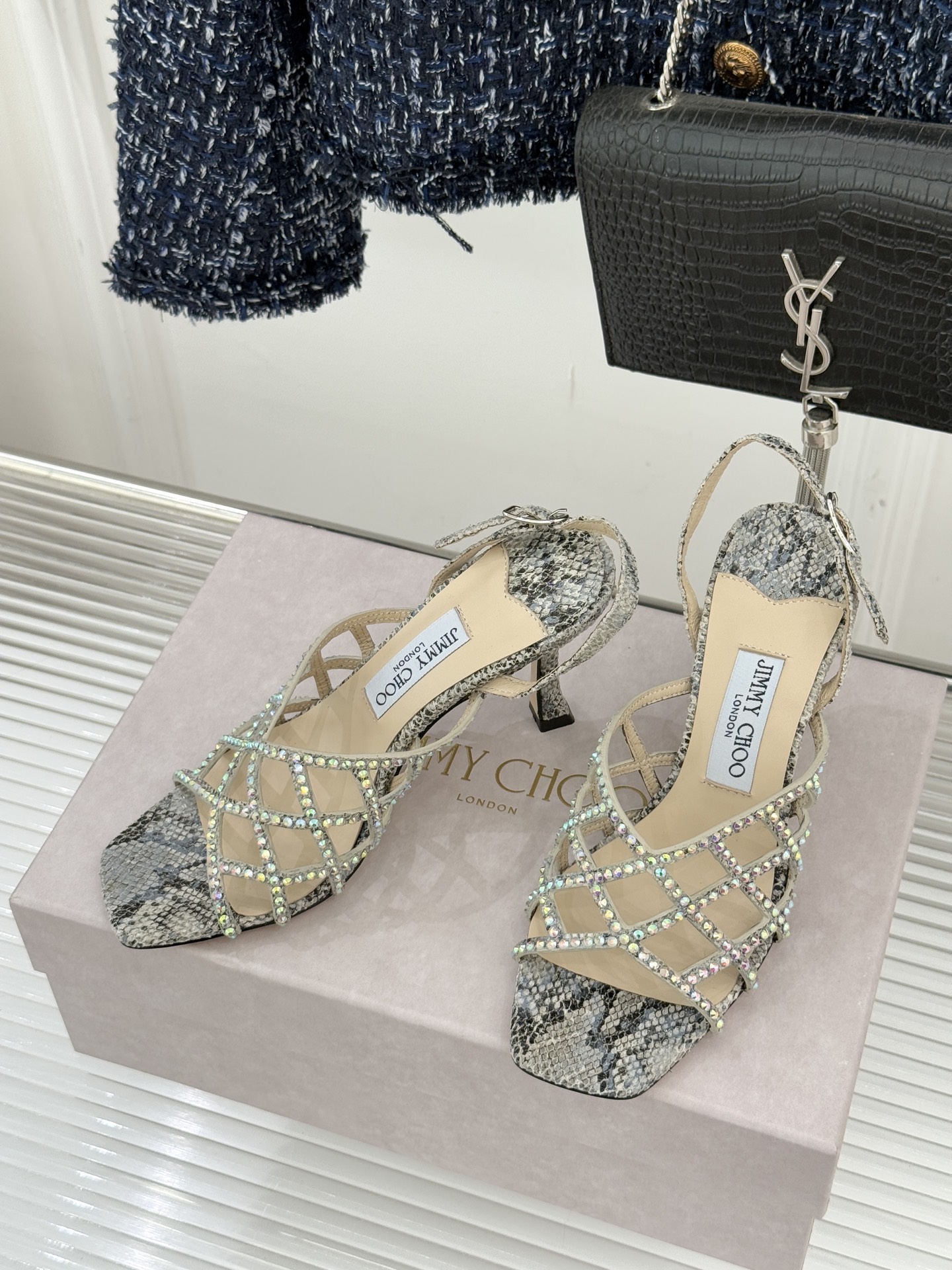 Jimmy Choo/吉米周26WF新品方头水钻细高跟凉鞋这双凉鞋以璀璨锋芒定义焦点美学。意大利精制光滑