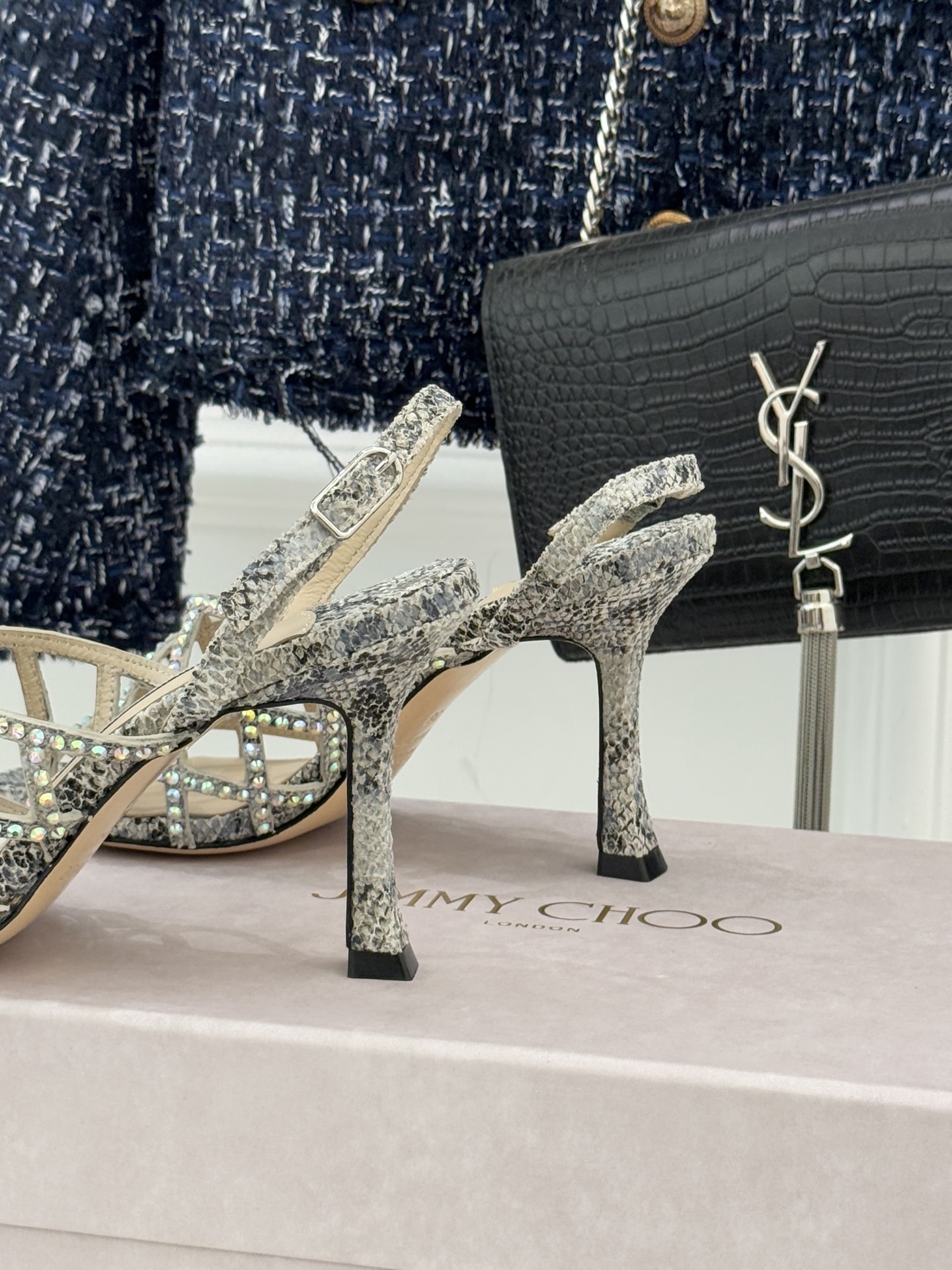 Jimmy Choo/吉米周26WF新品方头水钻细高跟凉鞋这双凉鞋以璀璨锋芒定义焦点美学。意大利精制光滑