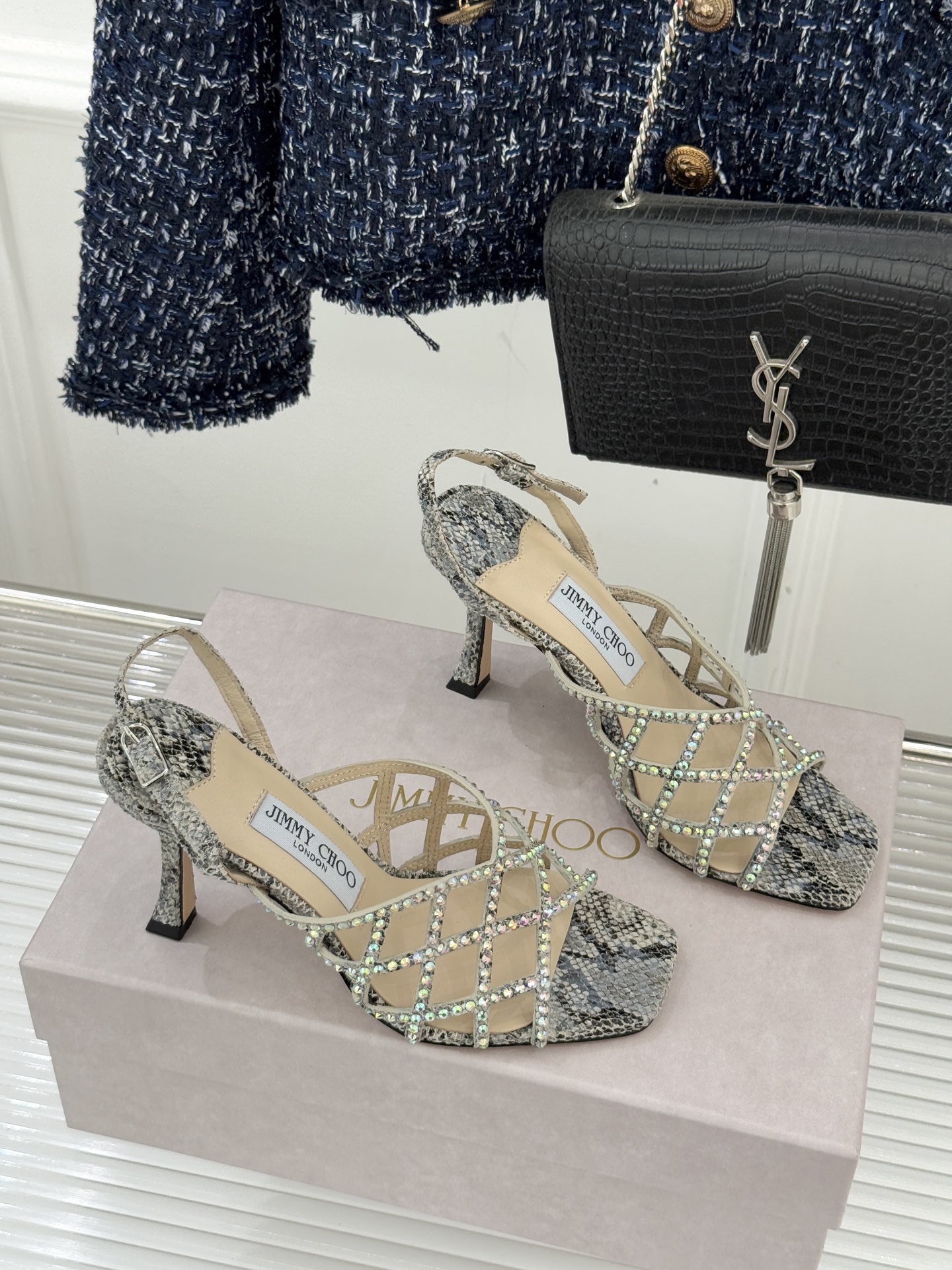 Jimmy Choo/吉米周26WF新品方头水钻细高跟凉鞋这双凉鞋以璀璨锋芒定义焦点美学。意大利精制光滑