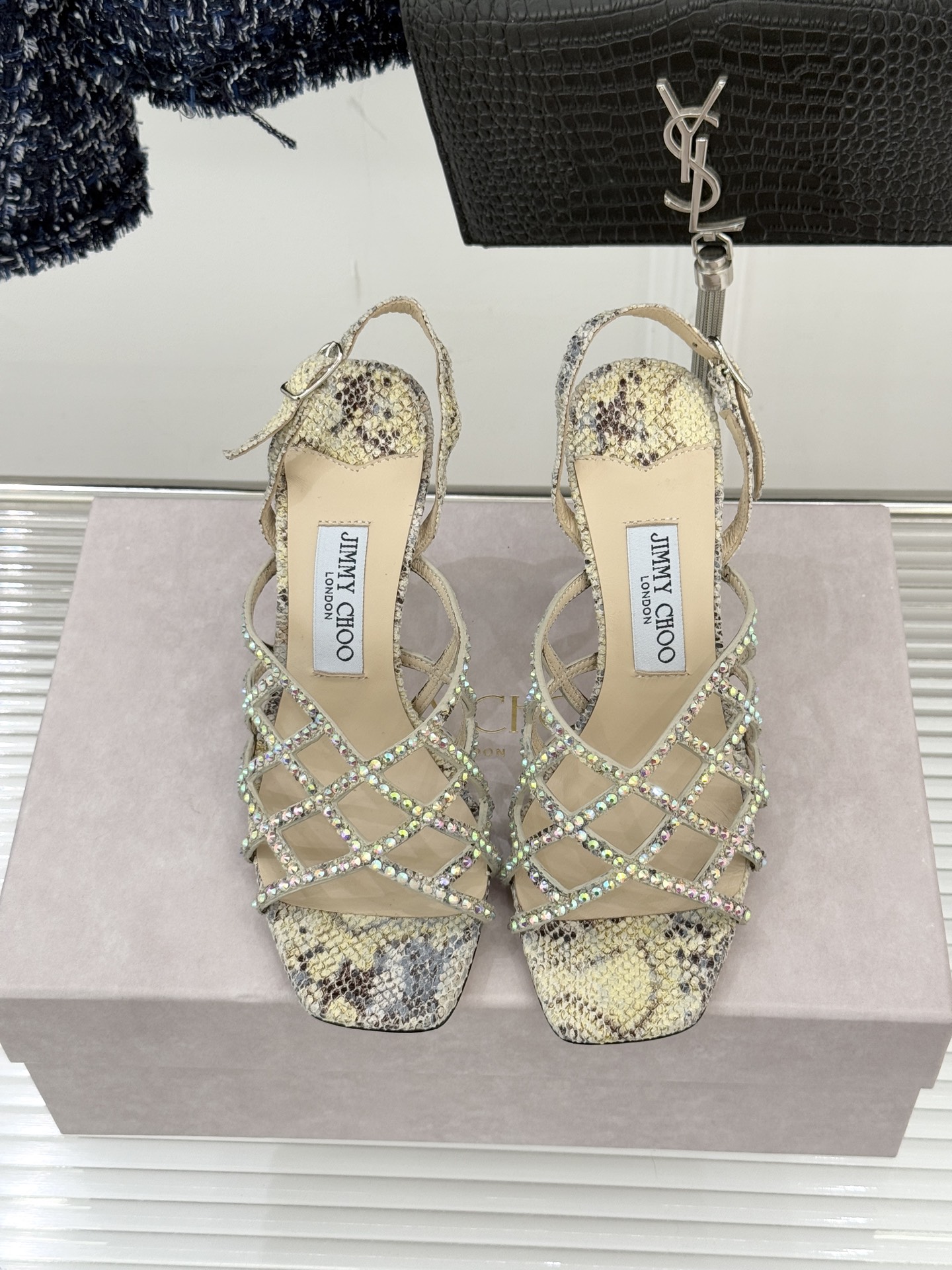 Jimmy Choo/吉米周26WF新品方头水钻细高跟凉鞋这双凉鞋以璀璨锋芒定义焦点美学。意大利精制光滑