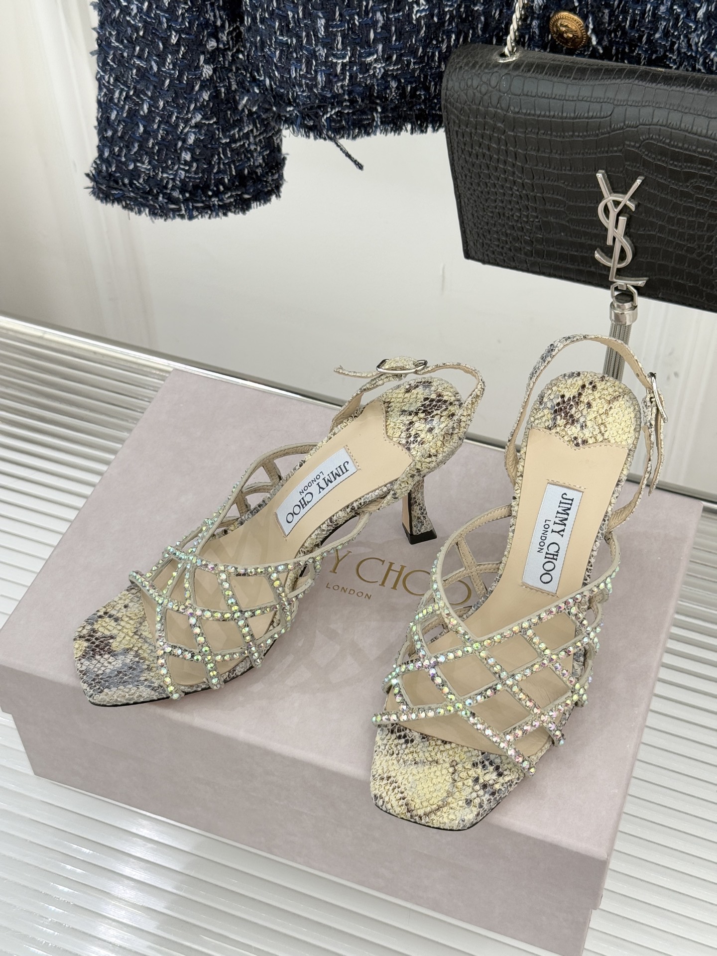 Jimmy Choo/吉米周26WF新品方头水钻细高跟凉鞋这双凉鞋以璀璨锋芒定义焦点美学。意大利精制光滑