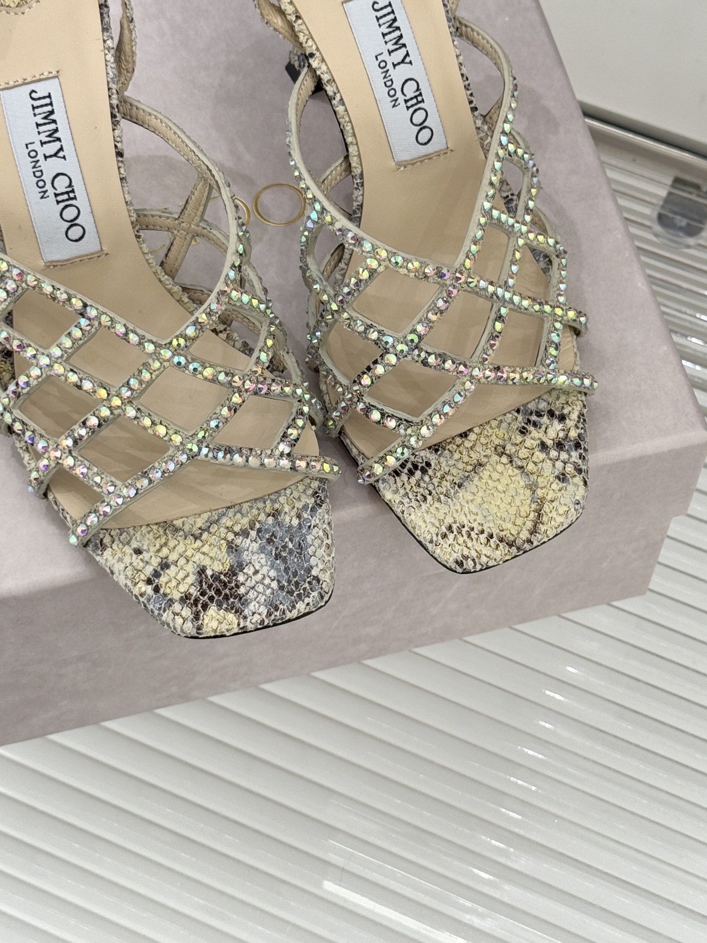 Jimmy Choo/吉米周26WF新品方头水钻细高跟凉鞋这双凉鞋以璀璨锋芒定义焦点美学。意大利精制光滑