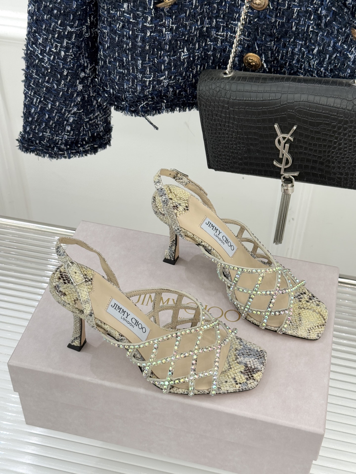 Jimmy Choo/吉米周26WF新品方头水钻细高跟凉鞋这双凉鞋以璀璨锋芒定义焦点美学。意大利精制光滑