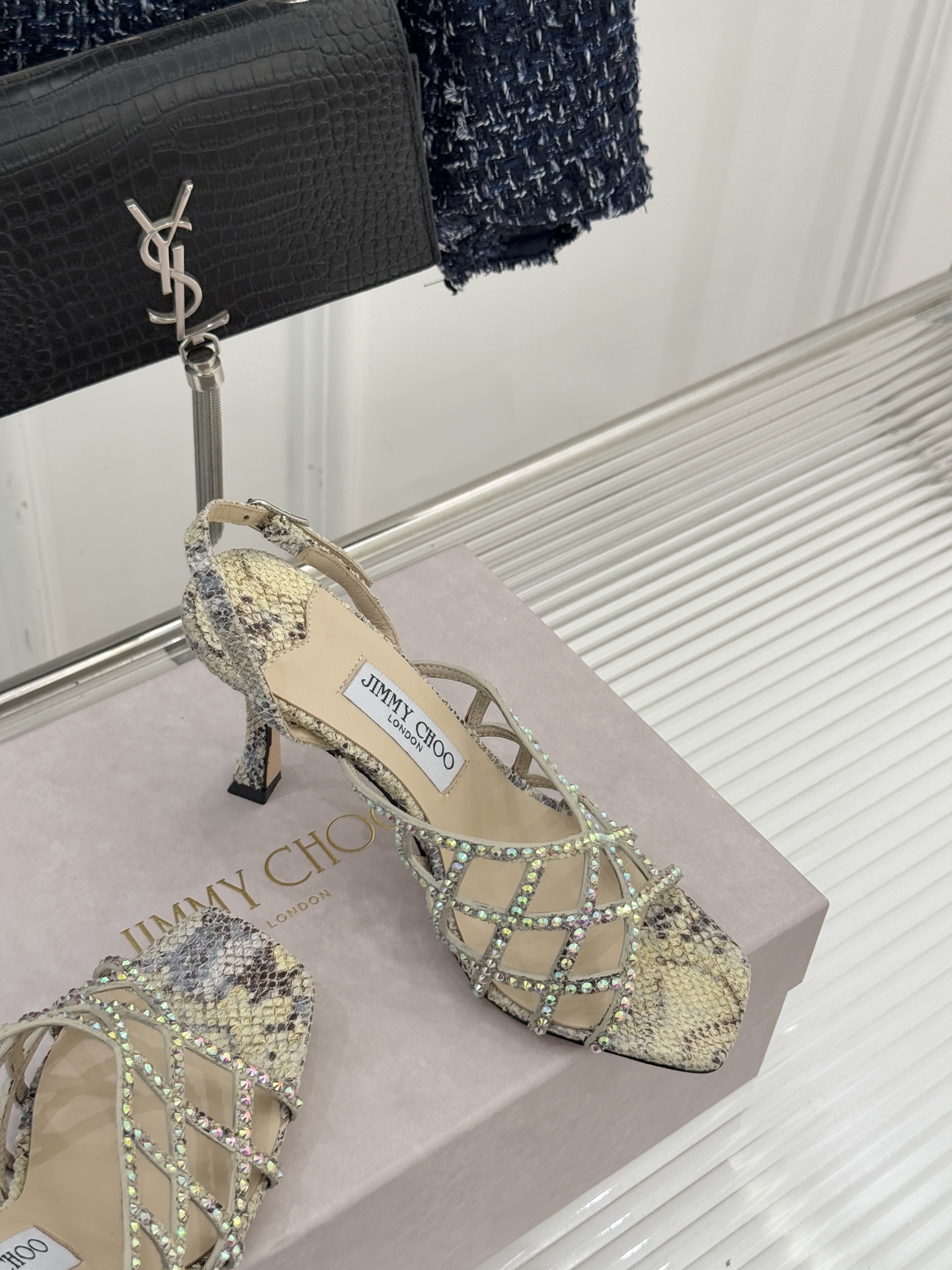 Jimmy Choo/吉米周26WF新品方头水钻细高跟凉鞋这双凉鞋以璀璨锋芒定义焦点美学。意大利精制光滑