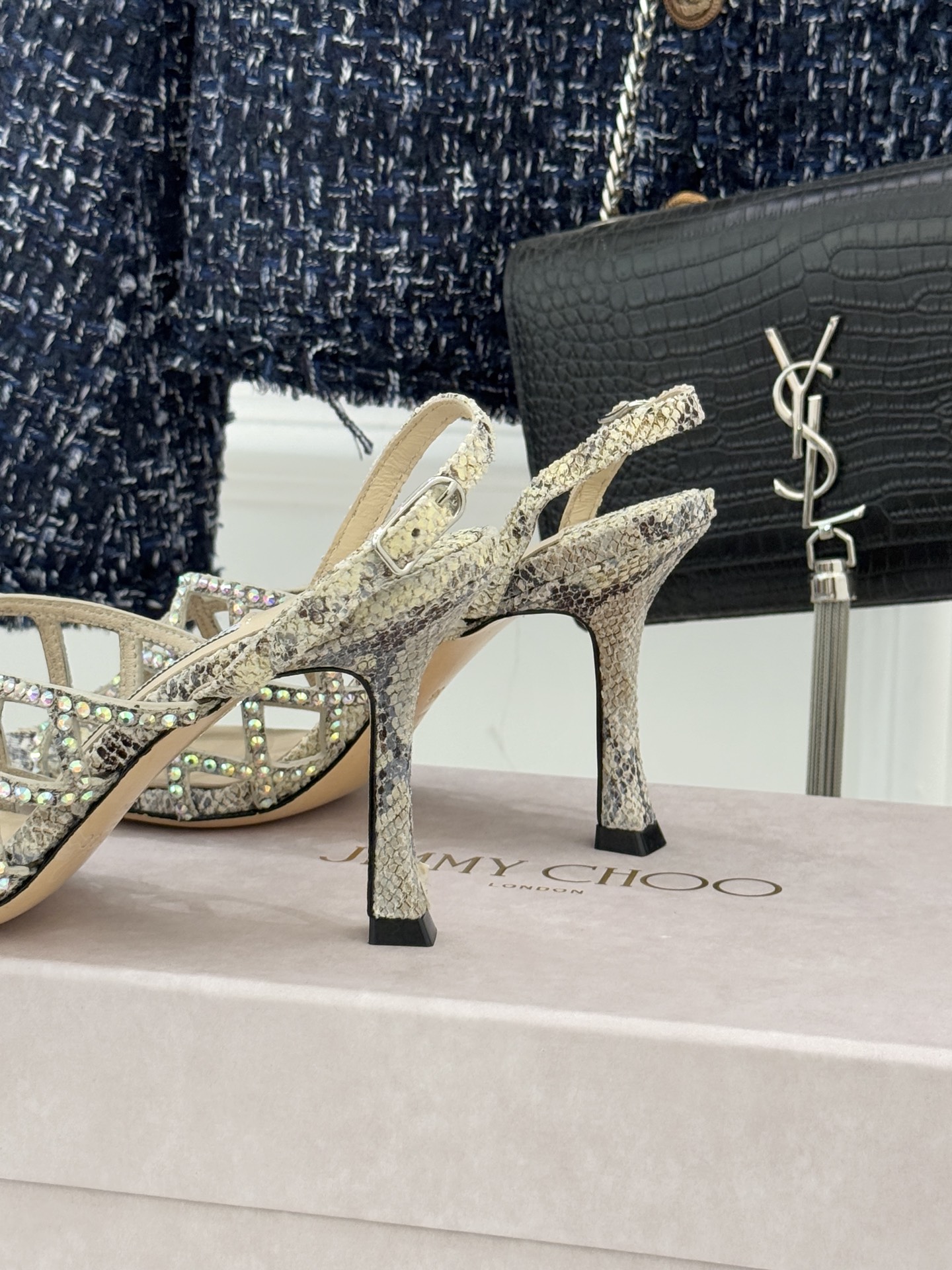 Jimmy Choo/吉米周26WF新品方头水钻细高跟凉鞋这双凉鞋以璀璨锋芒定义焦点美学。意大利精制光滑