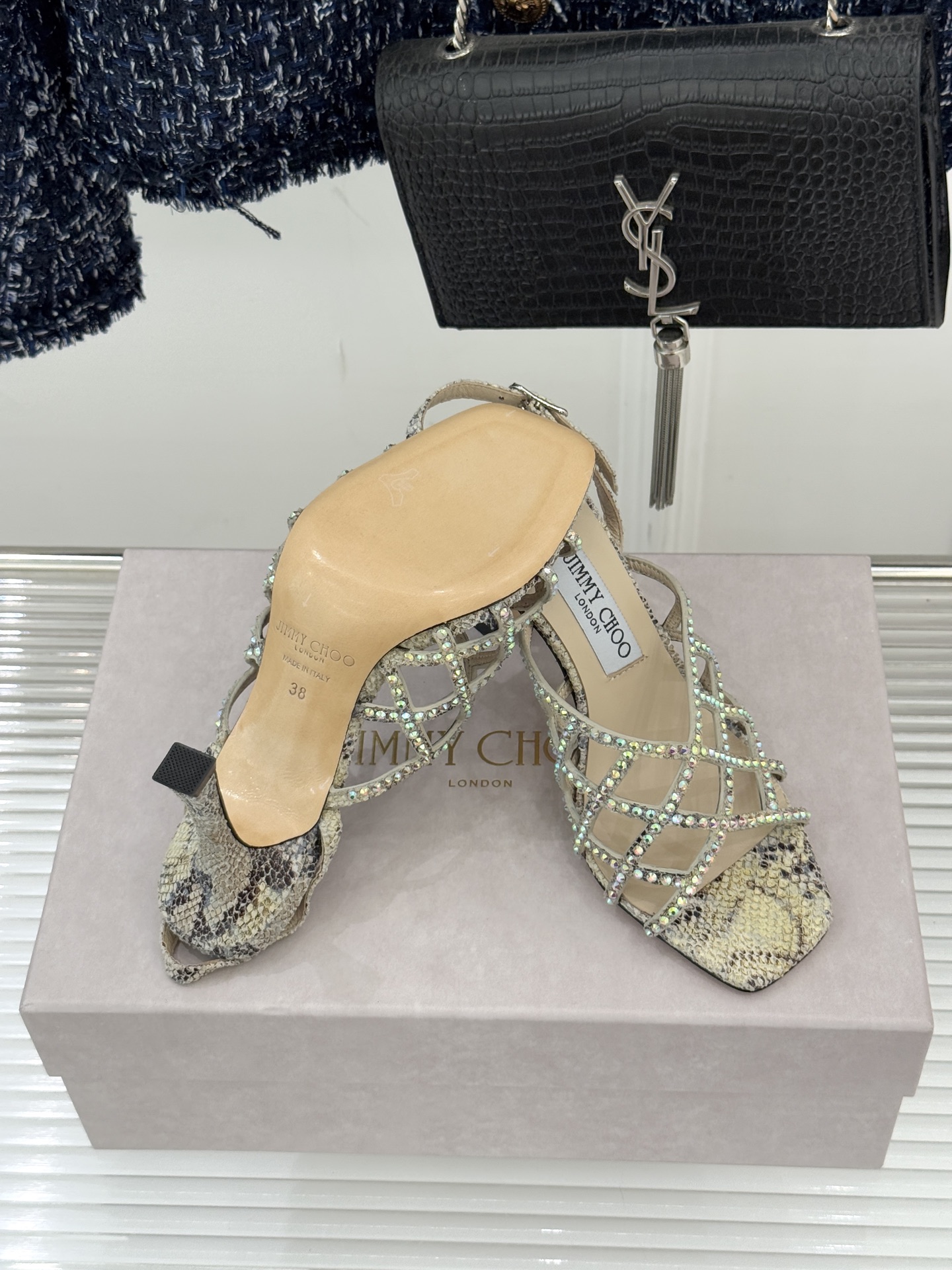 Jimmy Choo/吉米周26WF新品方头水钻细高跟凉鞋这双凉鞋以璀璨锋芒定义焦点美学。意大利精制光滑