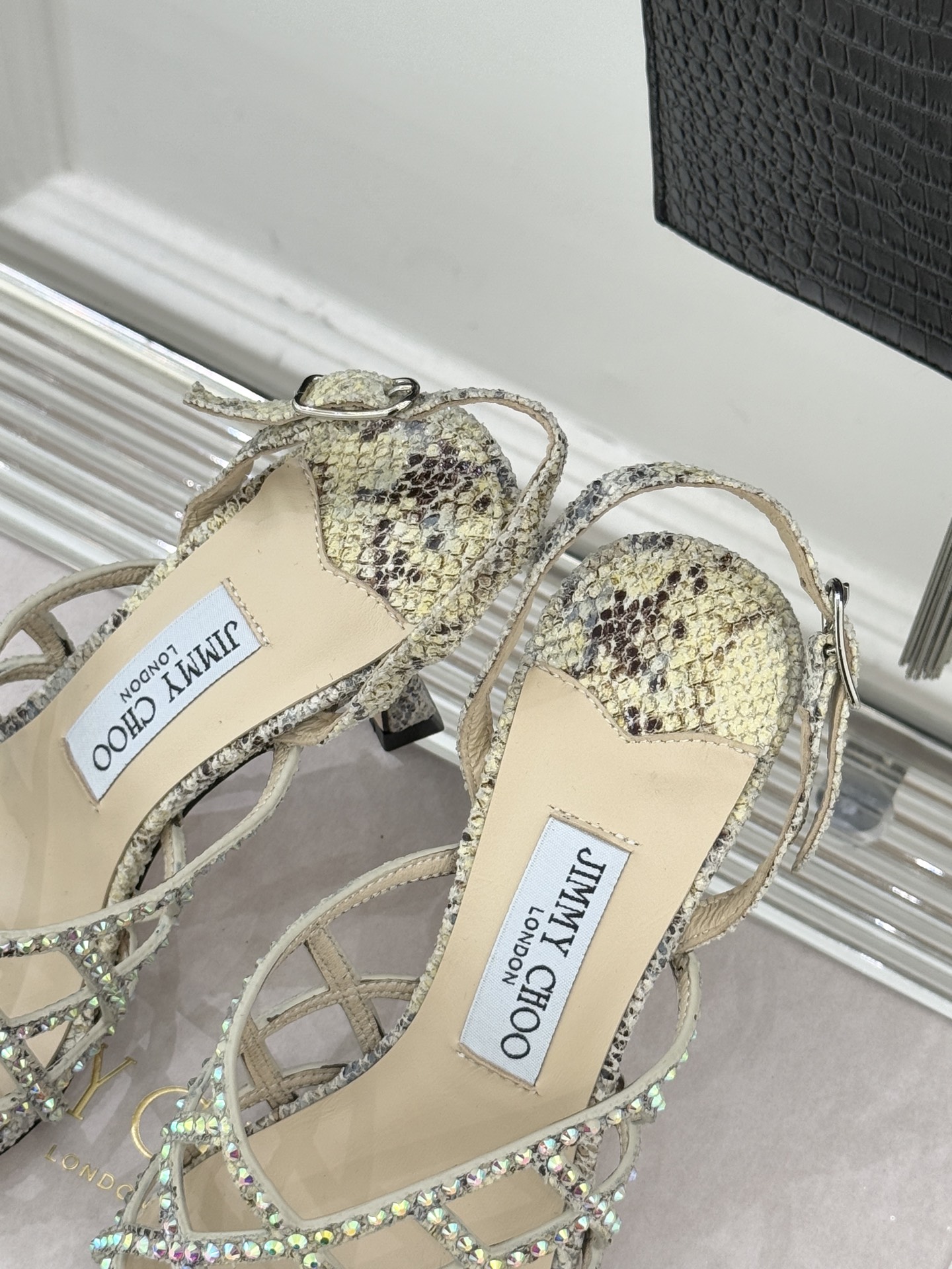 Jimmy Choo/吉米周26WF新品方头水钻细高跟凉鞋这双凉鞋以璀璨锋芒定义焦点美学。意大利精制光滑