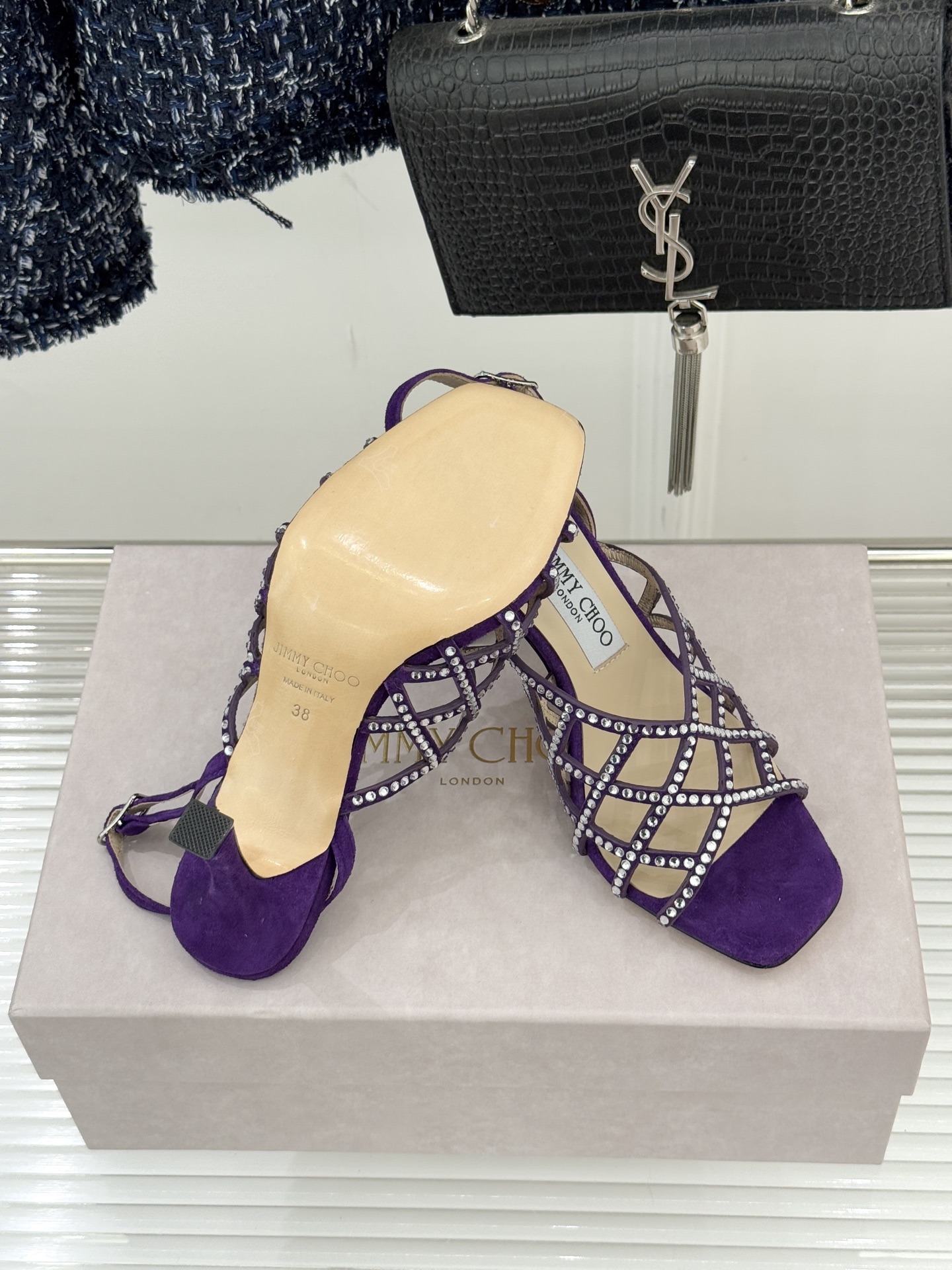 Jimmy Choo/吉米周26WF新品方头水钻细高跟凉鞋这双凉鞋以璀璨锋芒定义焦点美学。意大利精制光滑