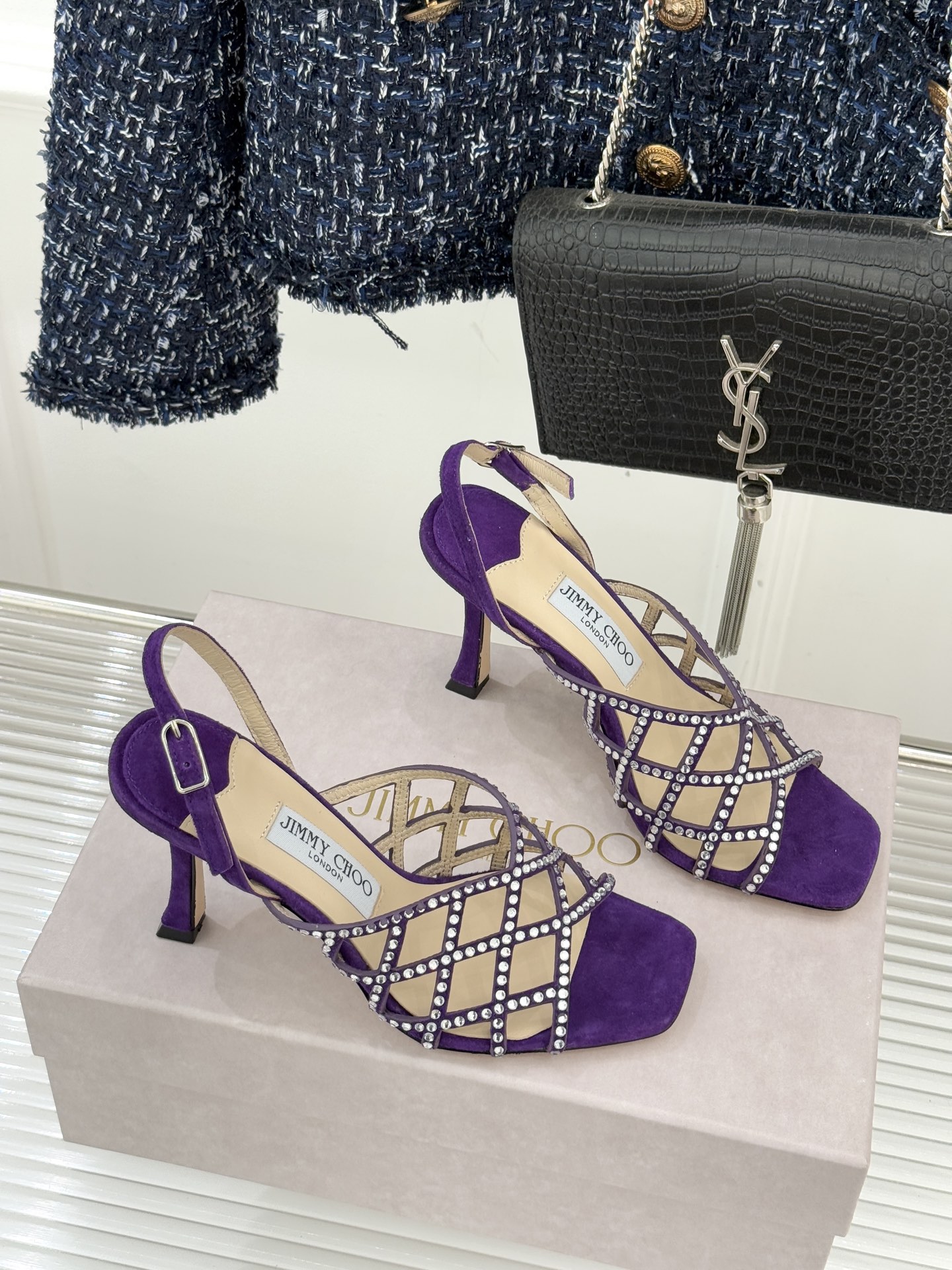 Jimmy Choo/吉米周26WF新品方头水钻细高跟凉鞋这双凉鞋以璀璨锋芒定义焦点美学。意大利精制光滑