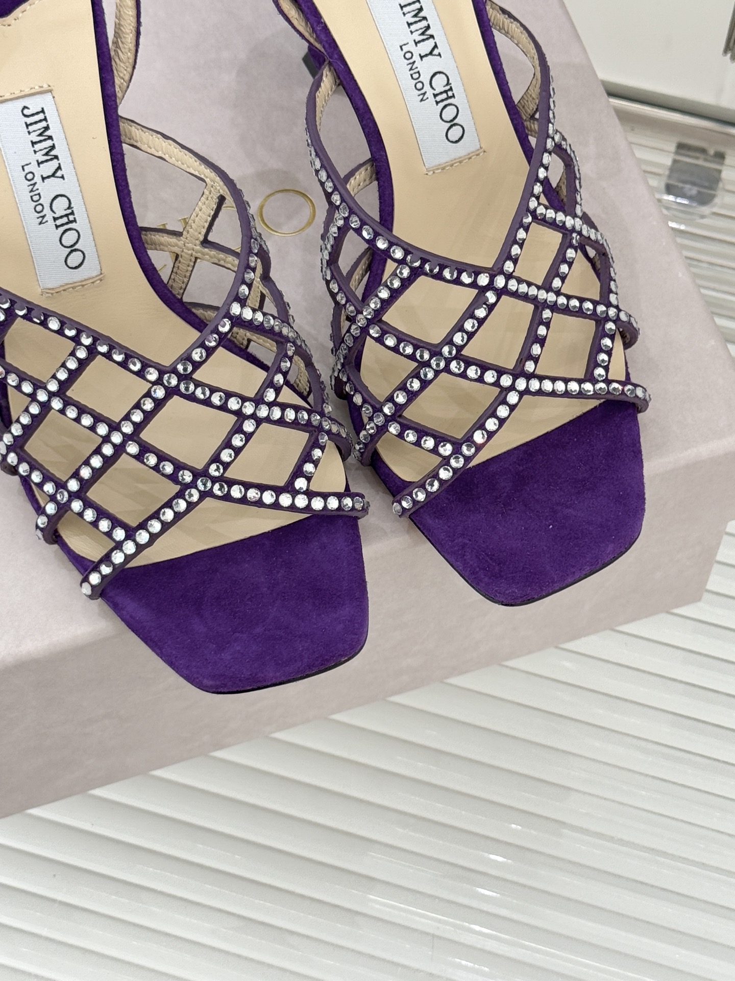 Jimmy Choo/吉米周26WF新品方头水钻细高跟凉鞋这双凉鞋以璀璨锋芒定义焦点美学。意大利精制光滑