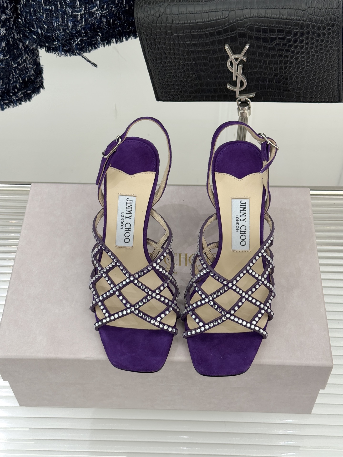 Jimmy Choo/吉米周26WF新品方头水钻细高跟凉鞋这双凉鞋以璀璨锋芒定义焦点美学。意大利精制光滑