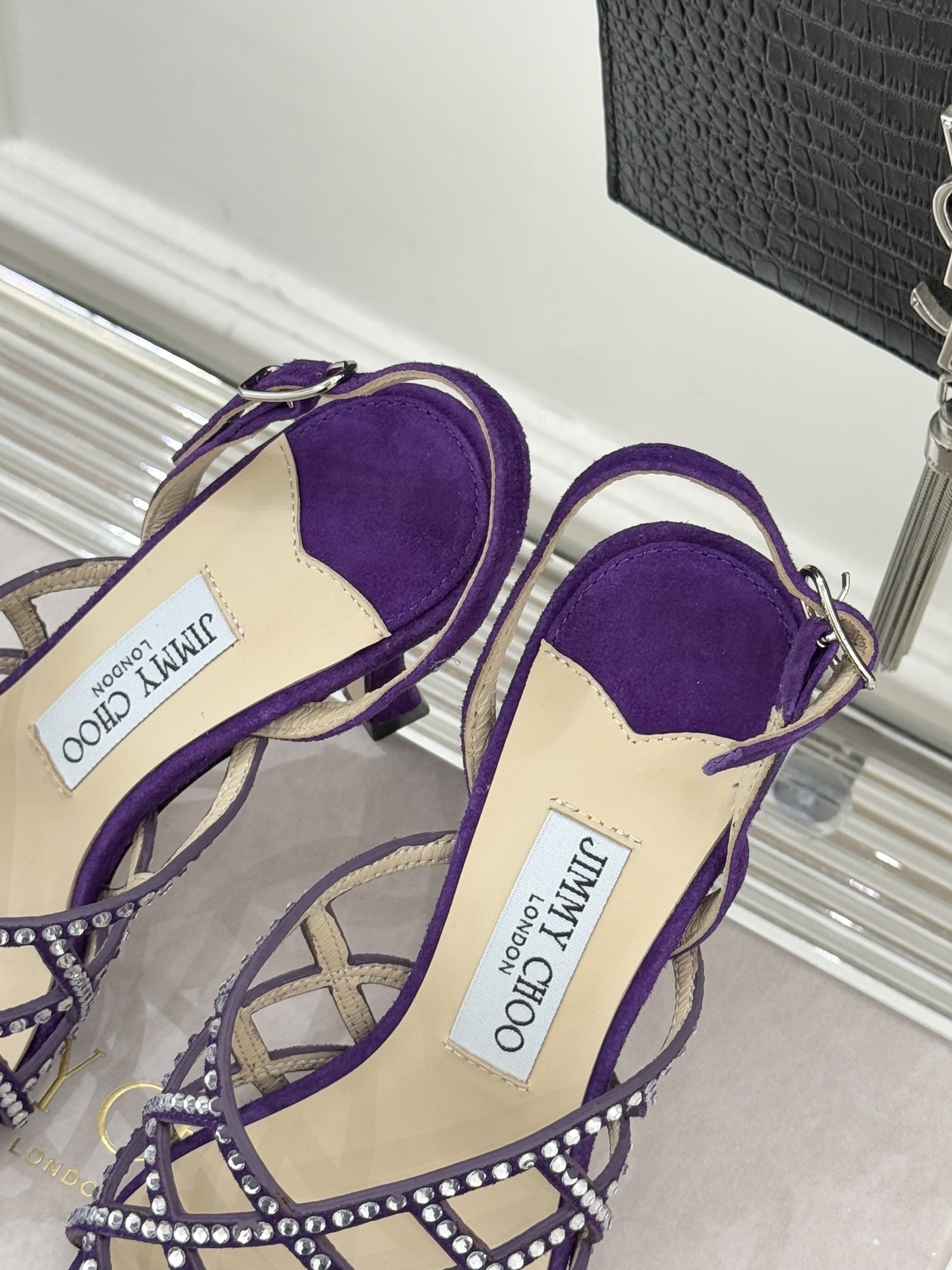 Jimmy Choo/吉米周26WF新品方头水钻细高跟凉鞋这双凉鞋以璀璨锋芒定义焦点美学。意大利精制光滑