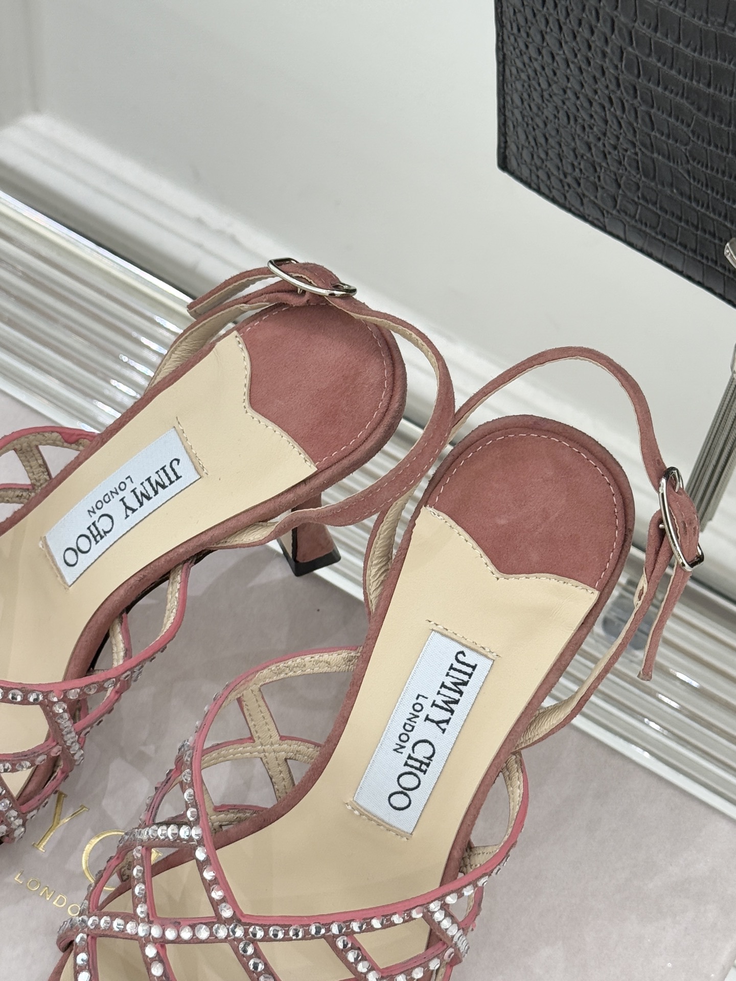 Jimmy Choo/吉米周26WF新品方头水钻细高跟凉鞋这双凉鞋以璀璨锋芒定义焦点美学。意大利精制光滑