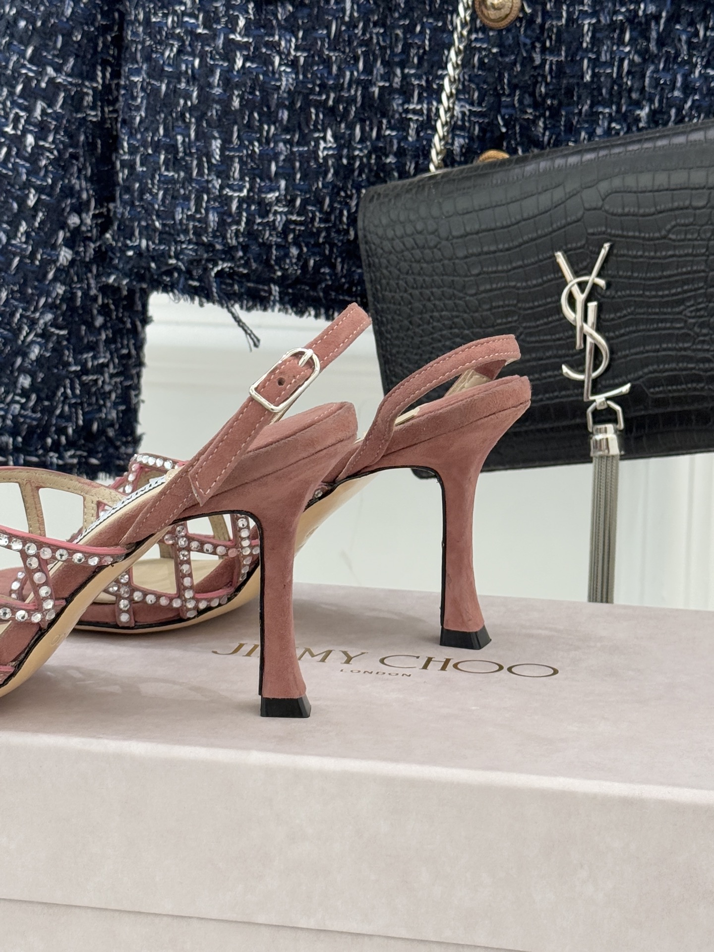 Jimmy Choo/吉米周26WF新品方头水钻细高跟凉鞋这双凉鞋以璀璨锋芒定义焦点美学。意大利精制光滑