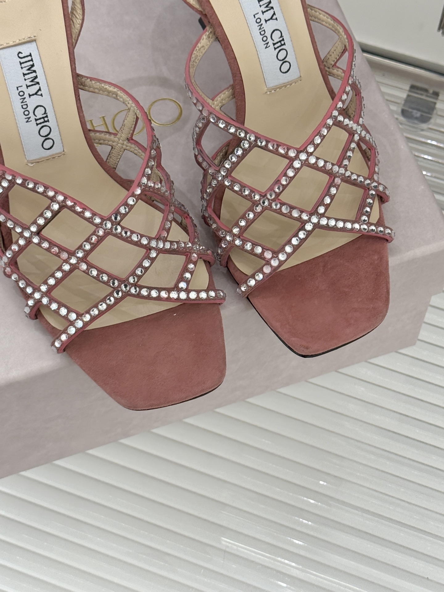 Jimmy Choo/吉米周26WF新品方头水钻细高跟凉鞋这双凉鞋以璀璨锋芒定义焦点美学。意大利精制光滑