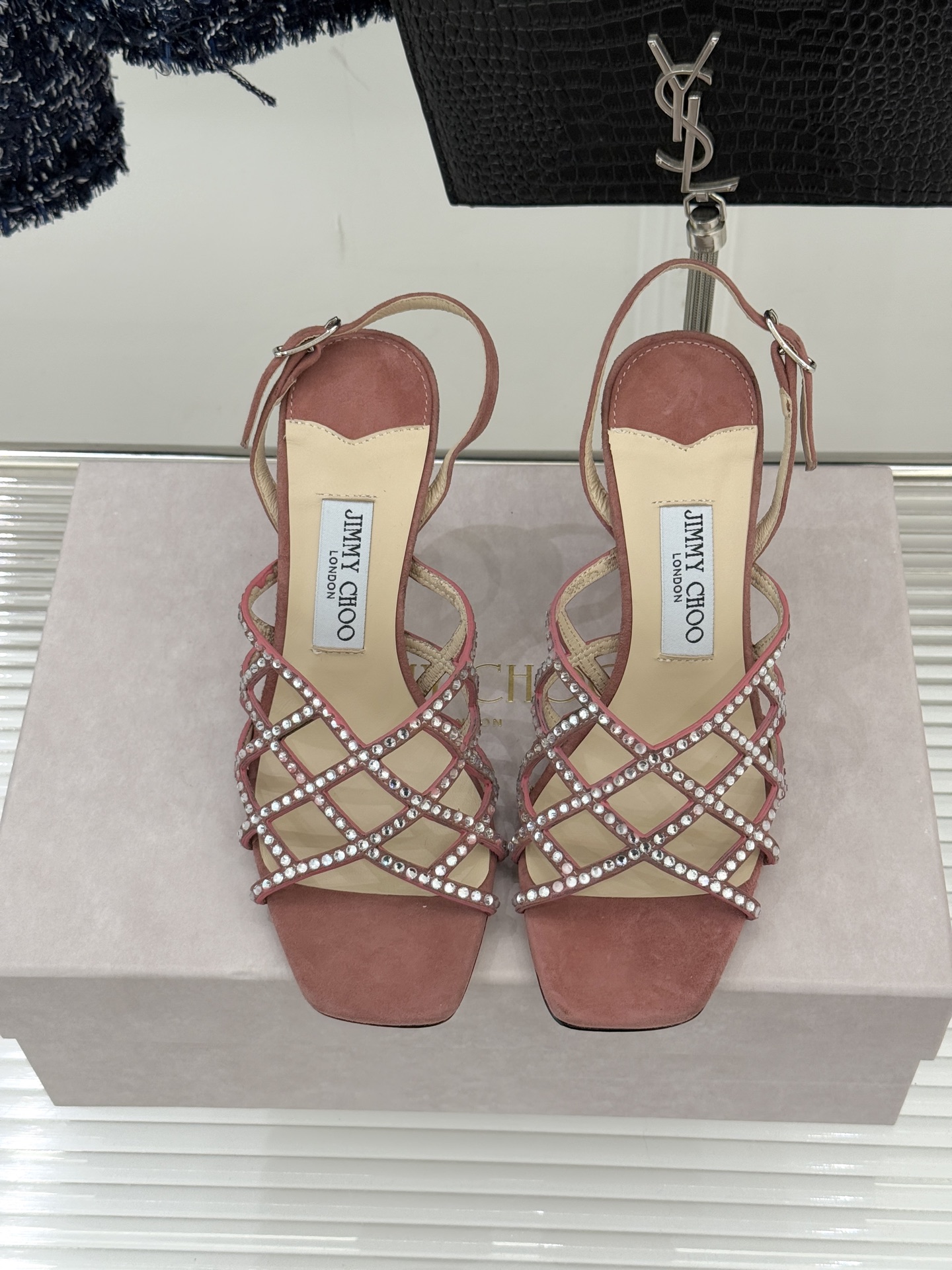 Jimmy Choo/吉米周26WF新品方头水钻细高跟凉鞋这双凉鞋以璀璨锋芒定义焦点美学。意大利精制光滑