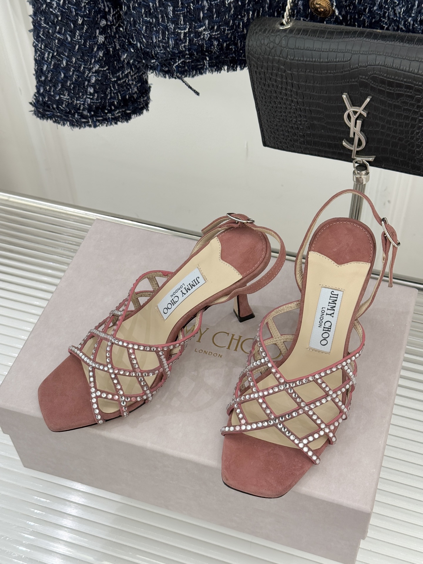 Jimmy Choo/吉米周26WF新品方头水钻细高跟凉鞋这双凉鞋以璀璨锋芒定义焦点美学。意大利精制光滑