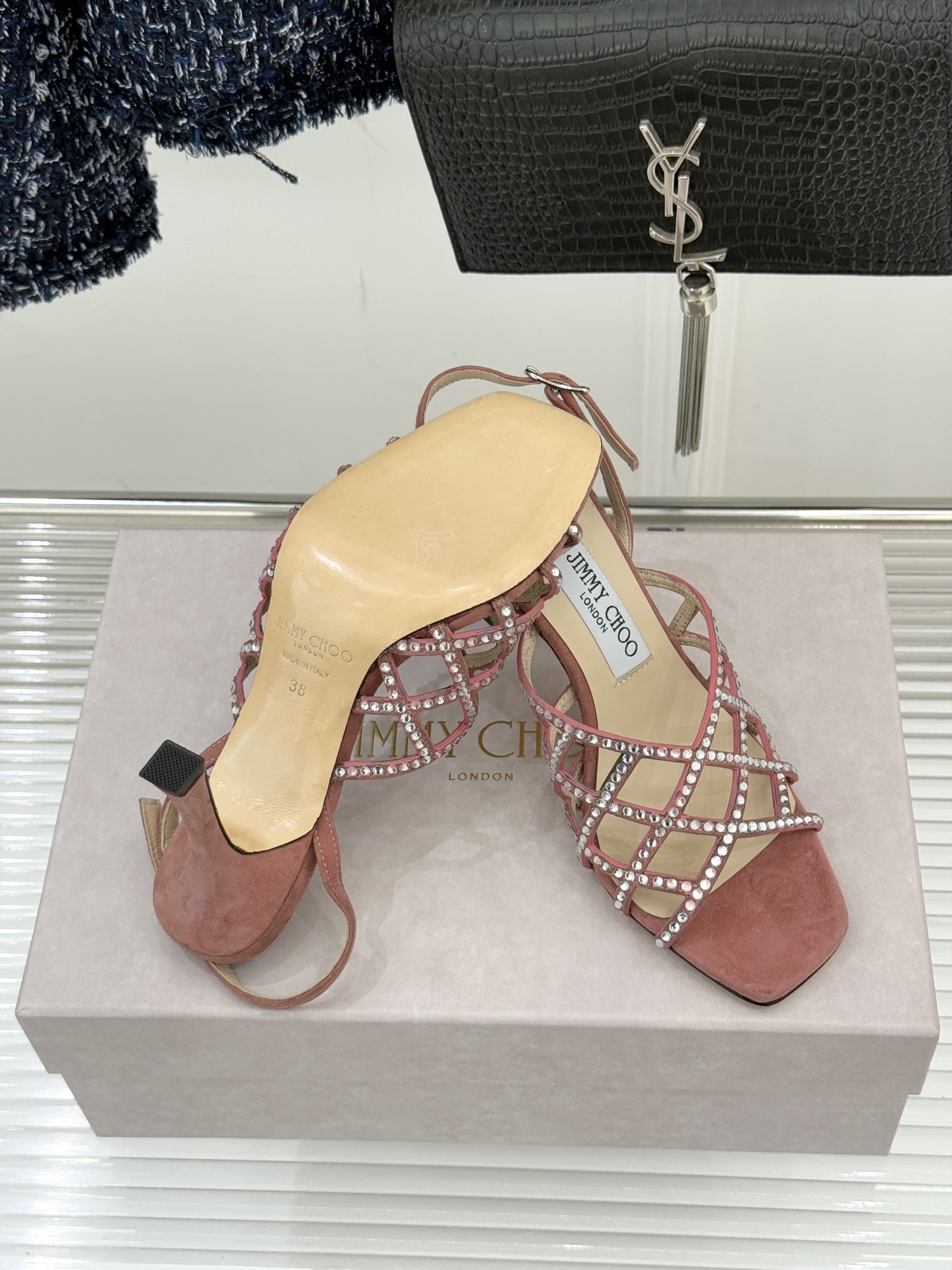 Jimmy Choo/吉米周26WF新品方头水钻细高跟凉鞋这双凉鞋以璀璨锋芒定义焦点美学。意大利精制光滑