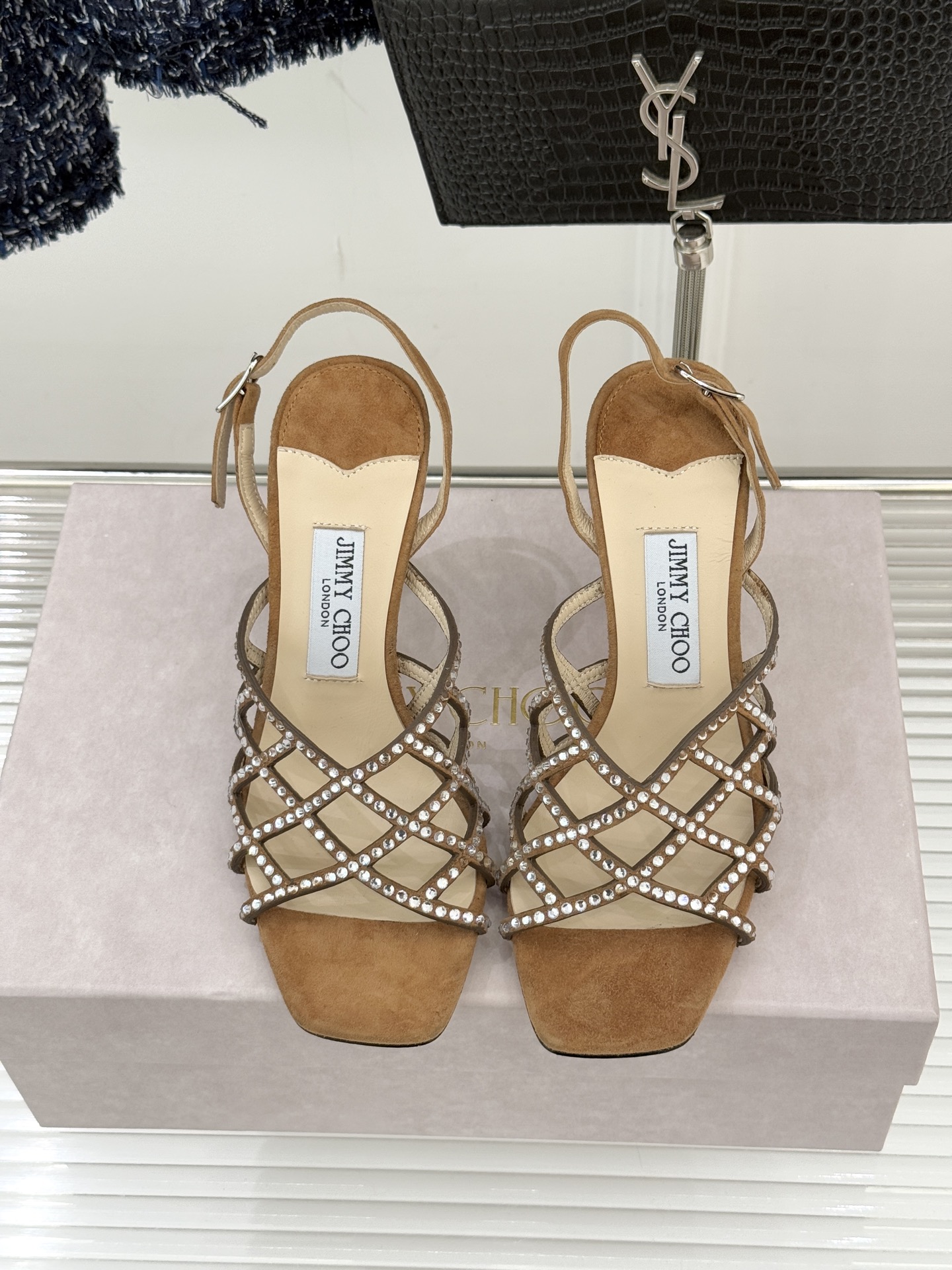 Jimmy Choo/吉米周26WF新品方头水钻细高跟凉鞋这双凉鞋以璀璨锋芒定义焦点美学。意大利精制光滑