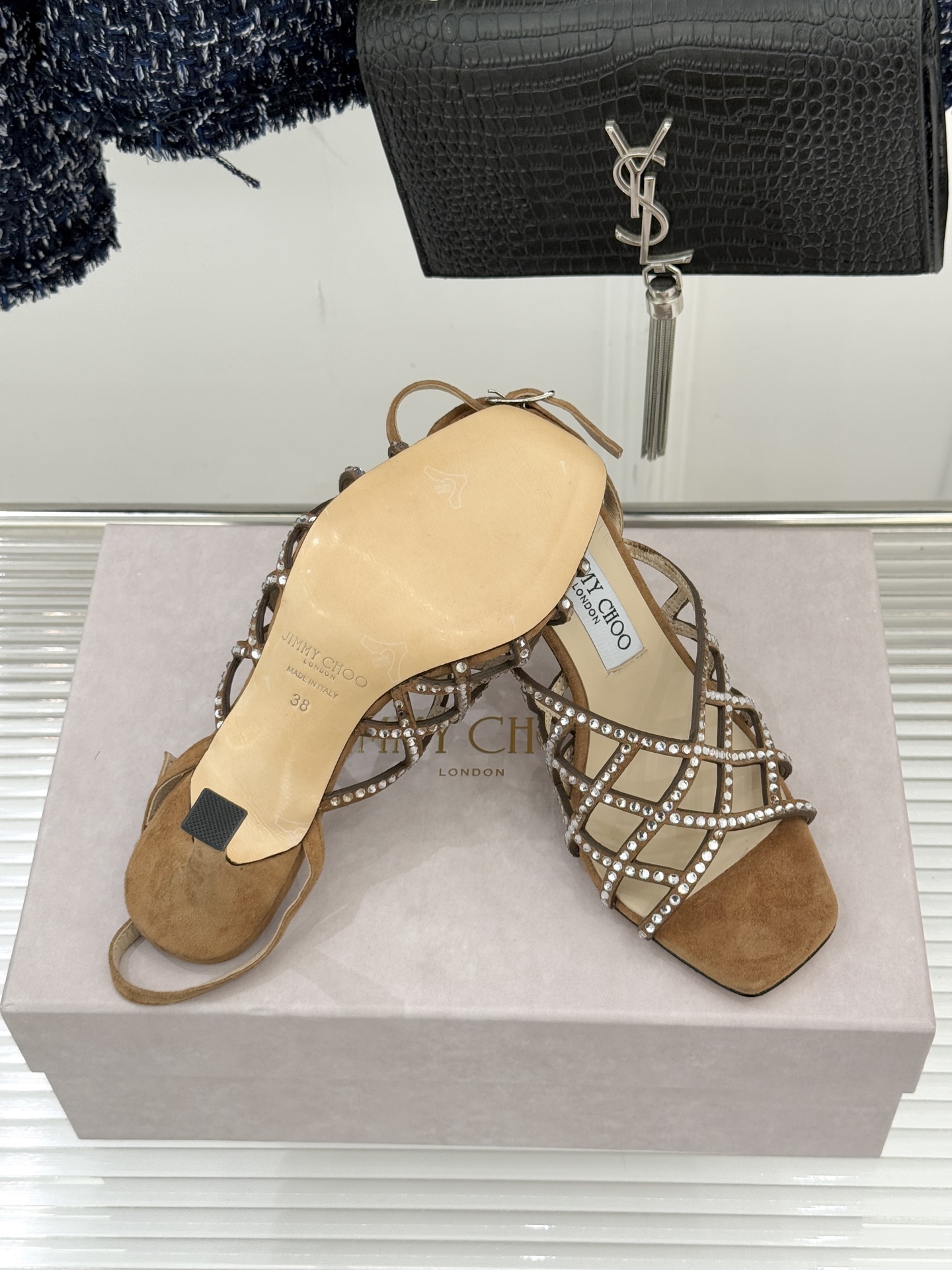 Jimmy Choo/吉米周26WF新品方头水钻细高跟凉鞋这双凉鞋以璀璨锋芒定义焦点美学。意大利精制光滑